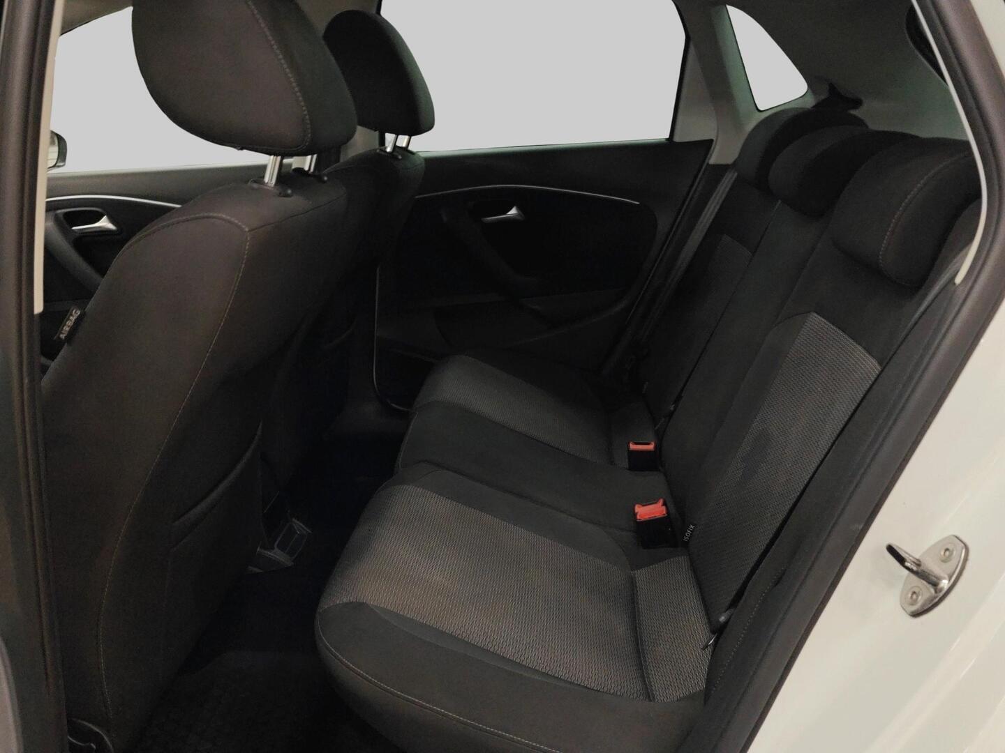 VOLKSWAGEN Polo 2015