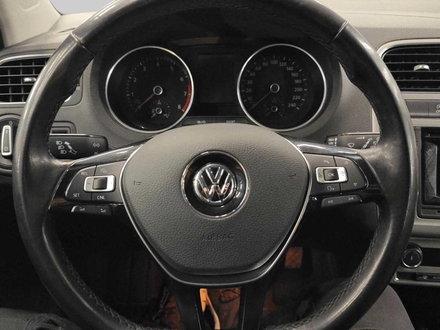 VOLKSWAGEN Polo 2015