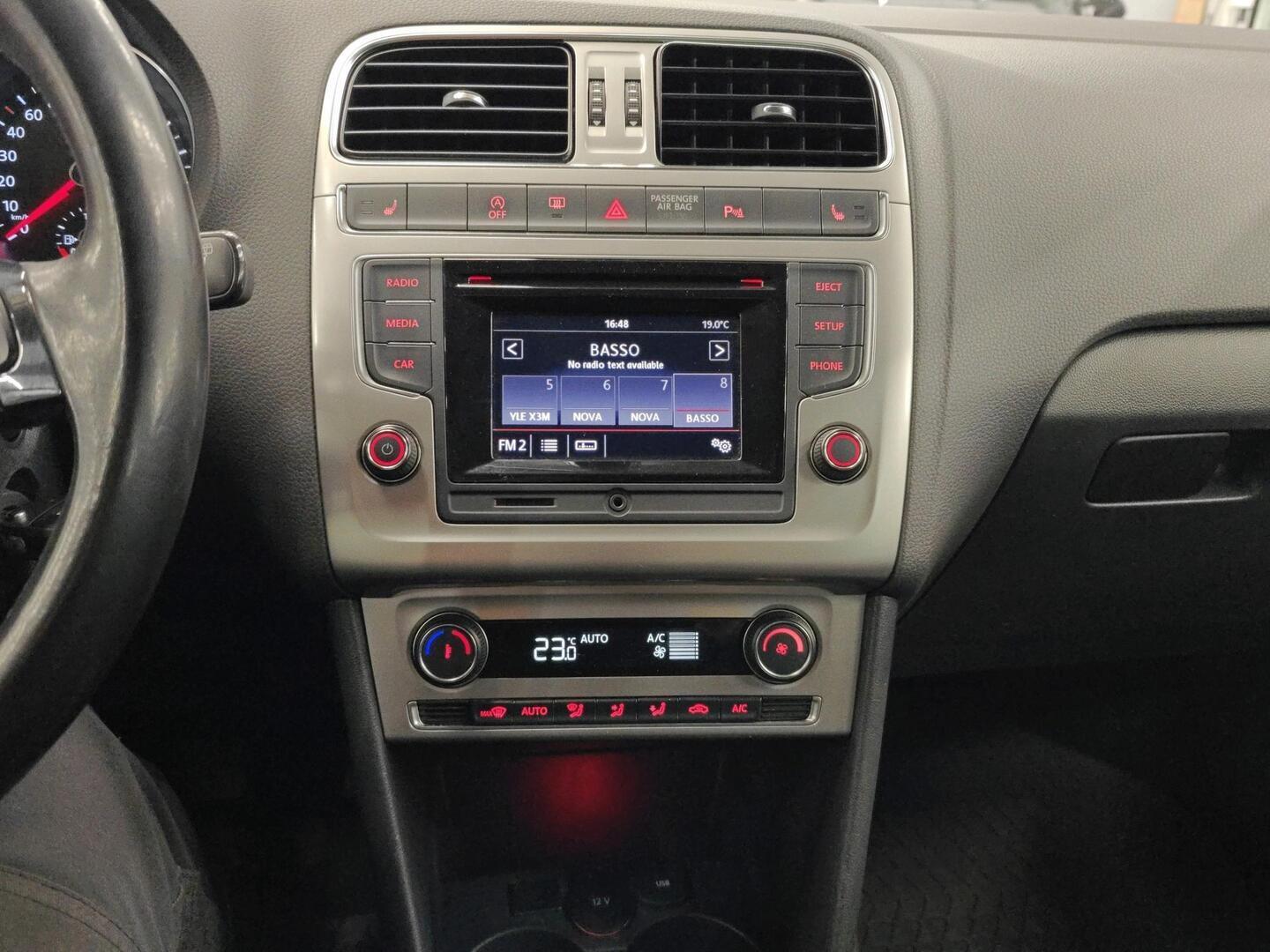 VOLKSWAGEN Polo 2015