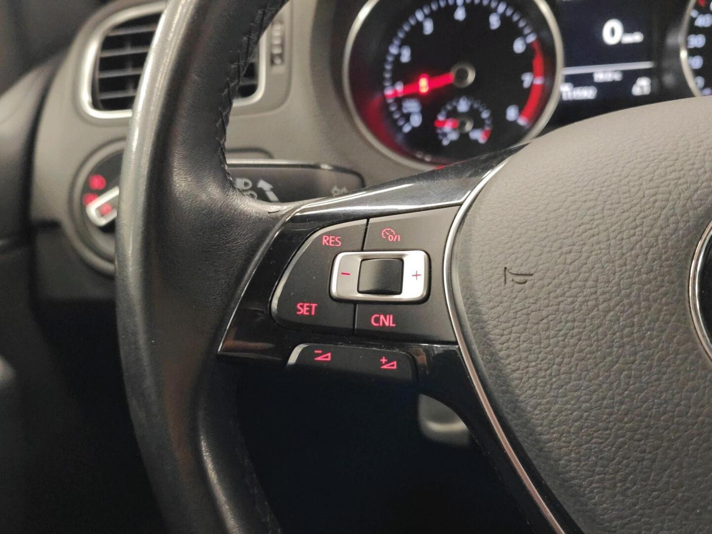 VOLKSWAGEN Polo 2015