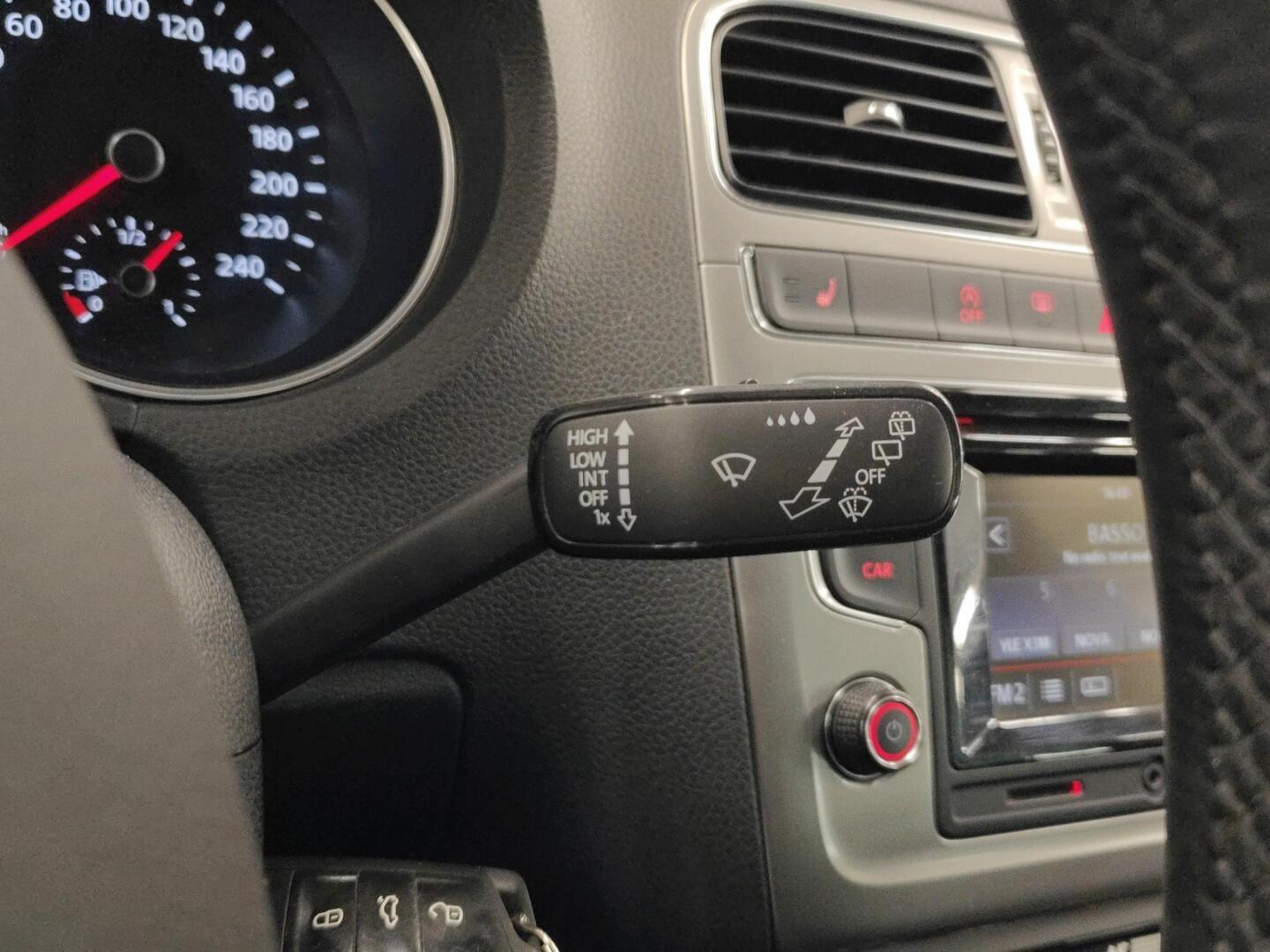 VOLKSWAGEN Polo 2015