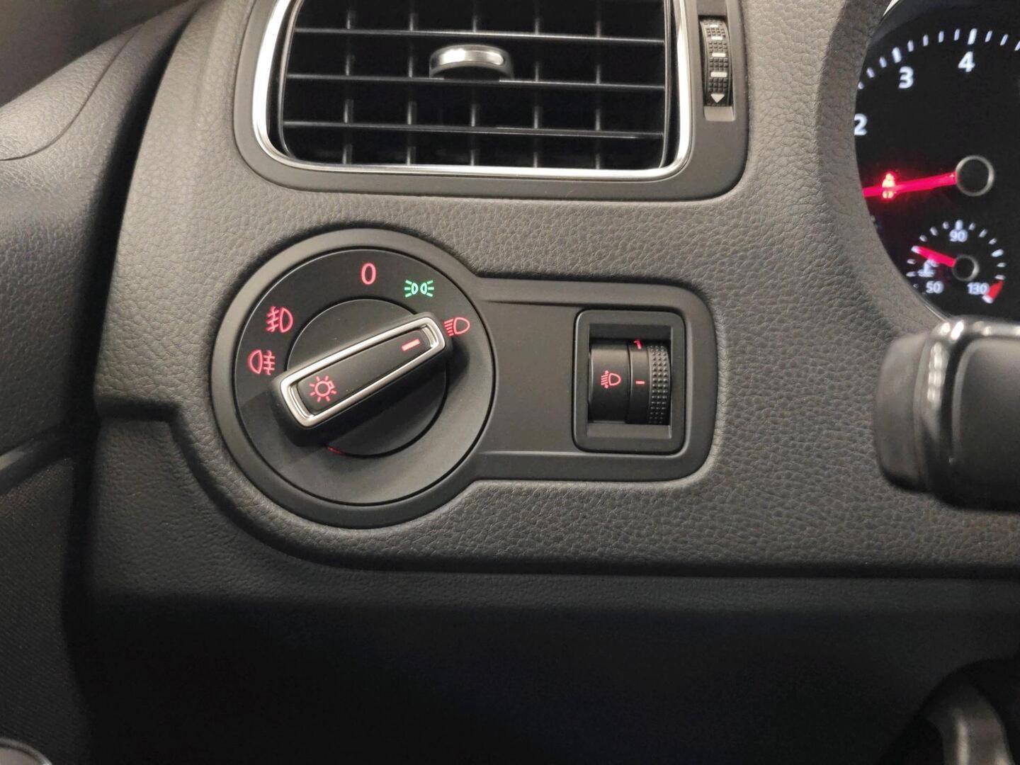 VOLKSWAGEN Polo 2015