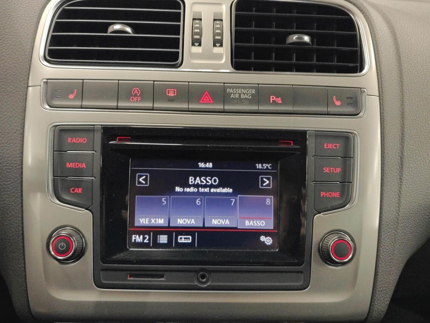 VOLKSWAGEN Polo 2015