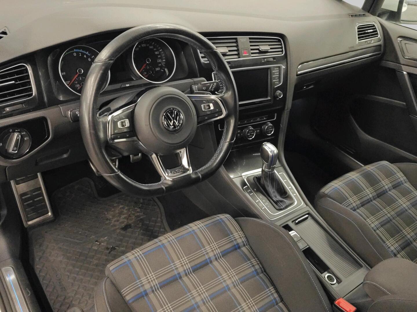 VOLKSWAGEN Golf 2015