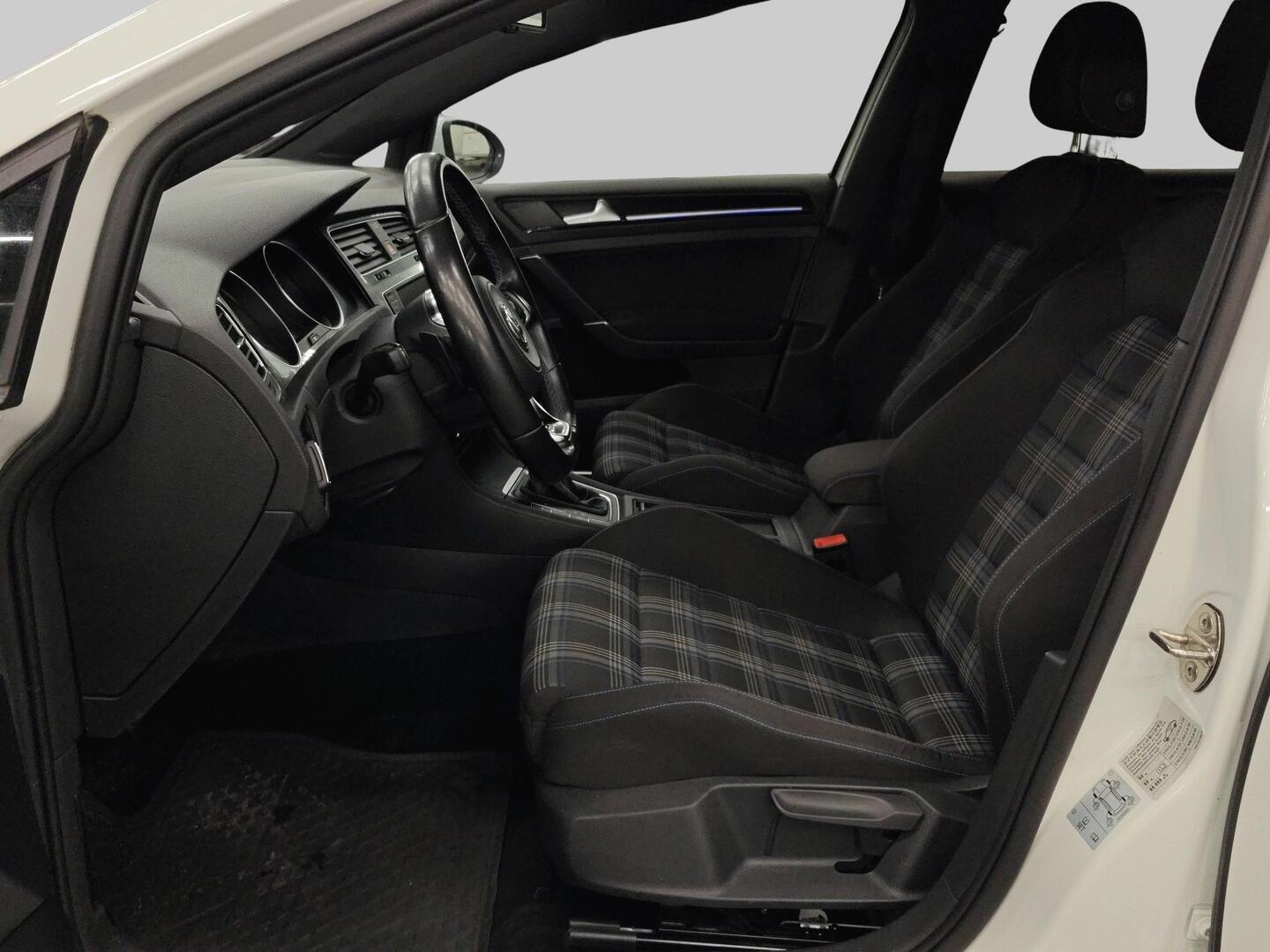 VOLKSWAGEN Golf 2015