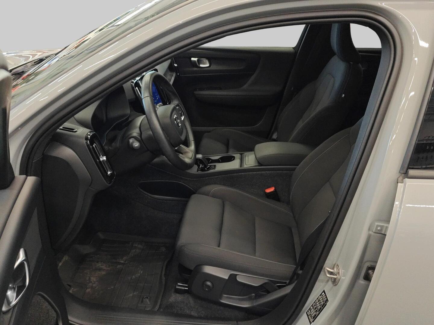 VOLVO EX40 2025