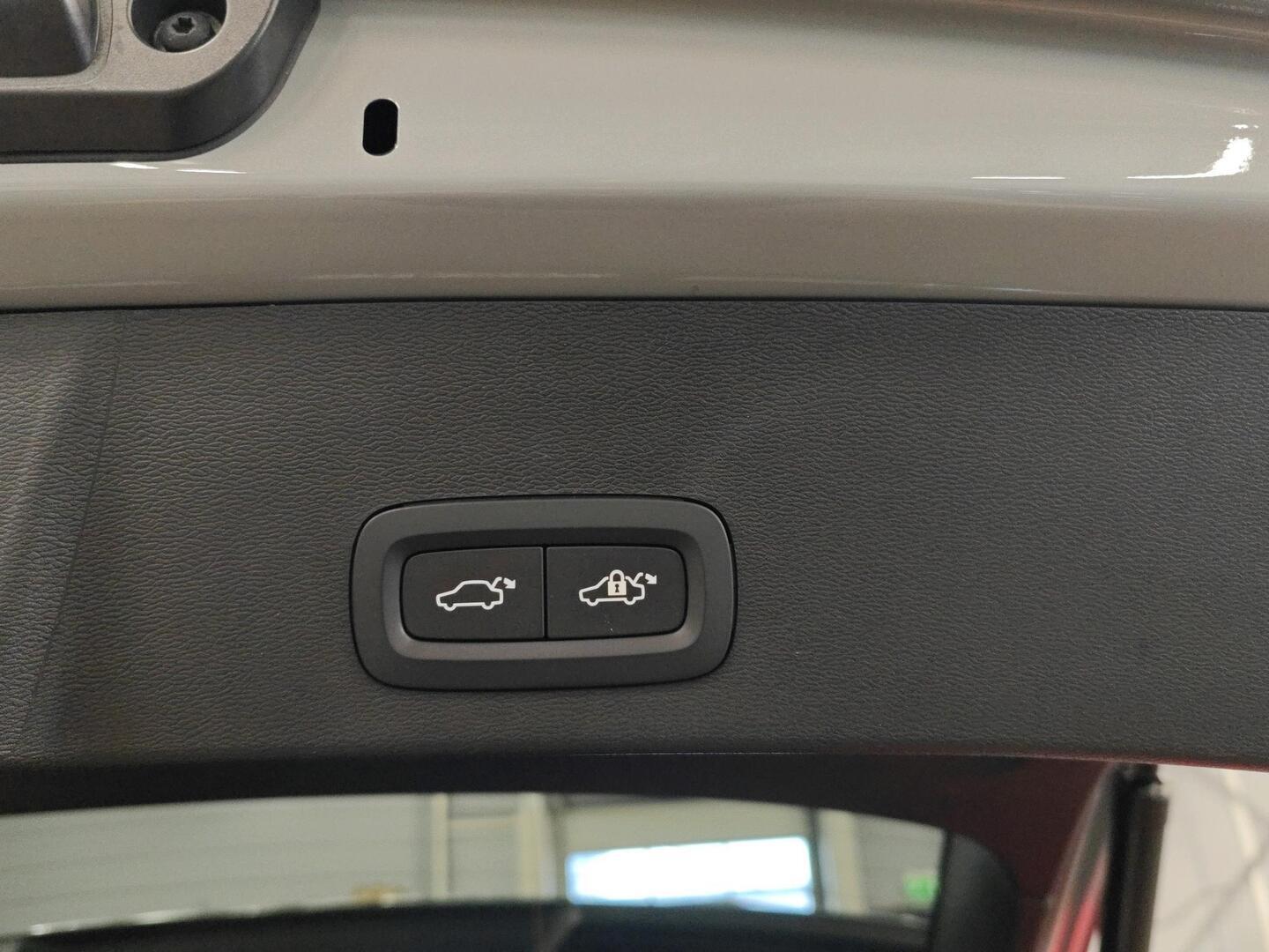 VOLVO EX40 2025