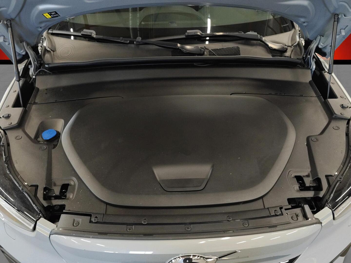 VOLVO EX40 2025