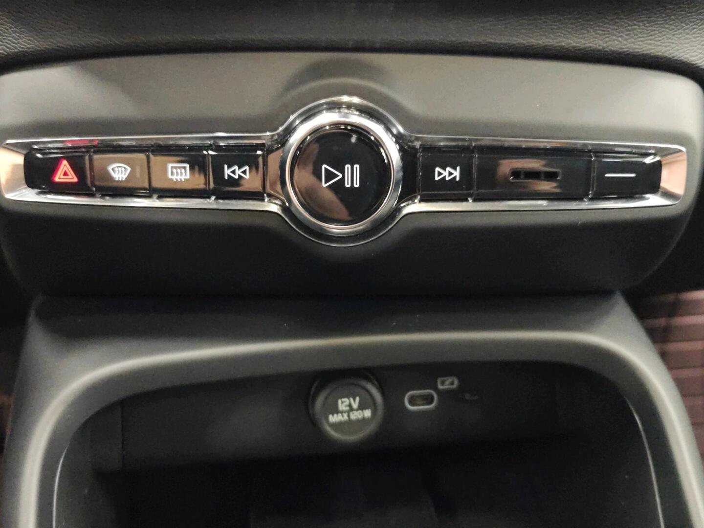 VOLVO EX40 2025