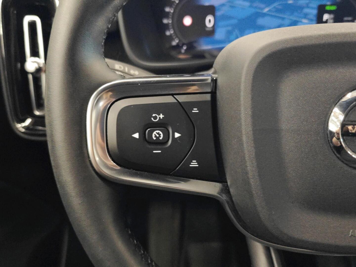 VOLVO EX40 2025