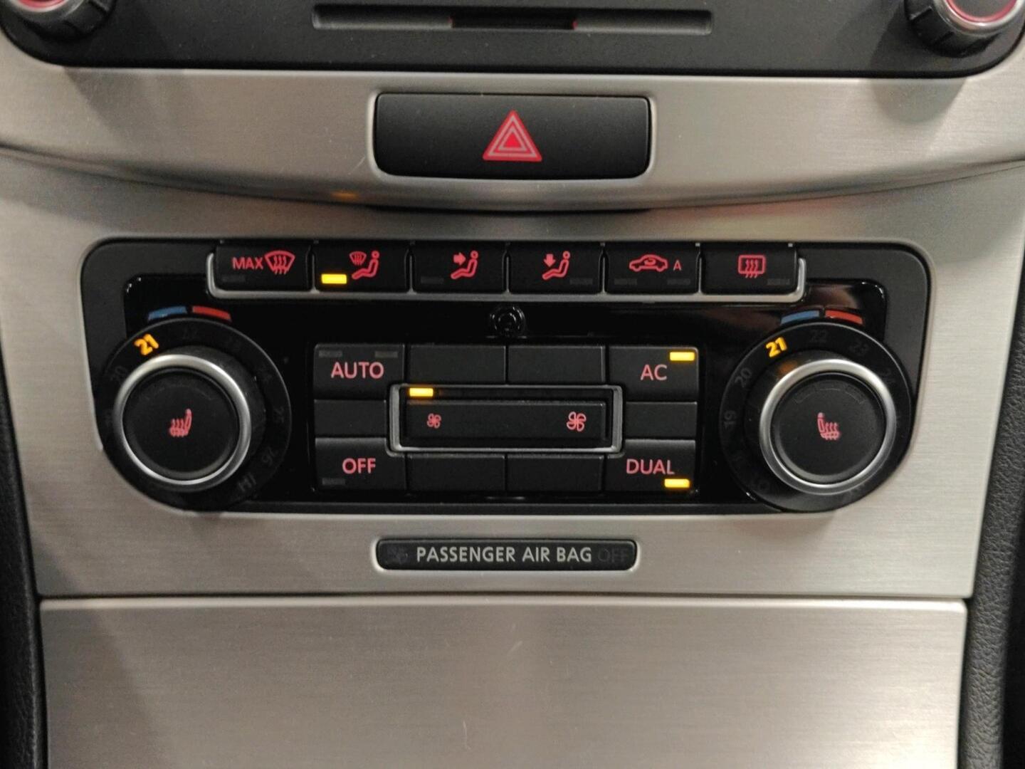 VOLKSWAGEN Passat CC 2011