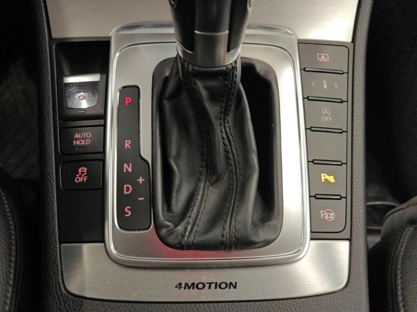 VOLKSWAGEN Passat CC 2011