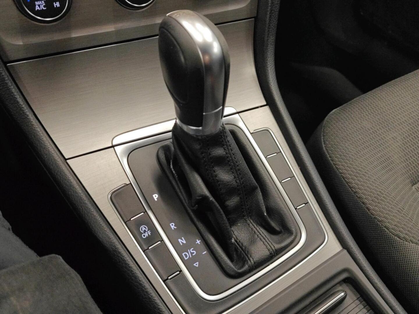 VOLKSWAGEN Golf 2016
