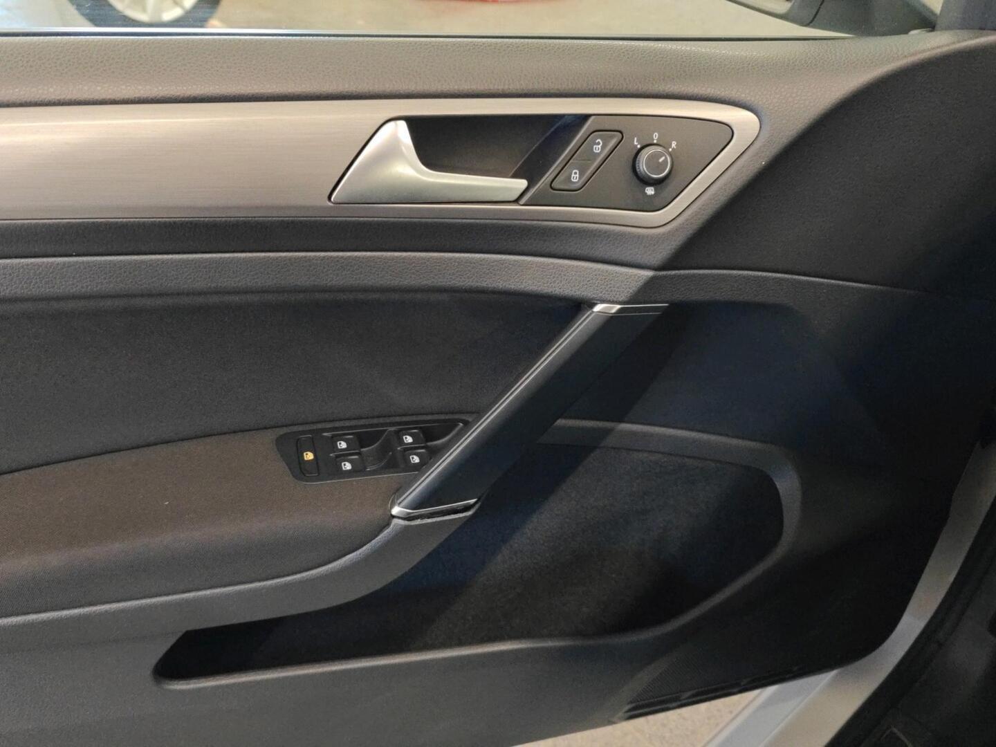 VOLKSWAGEN Golf 2016