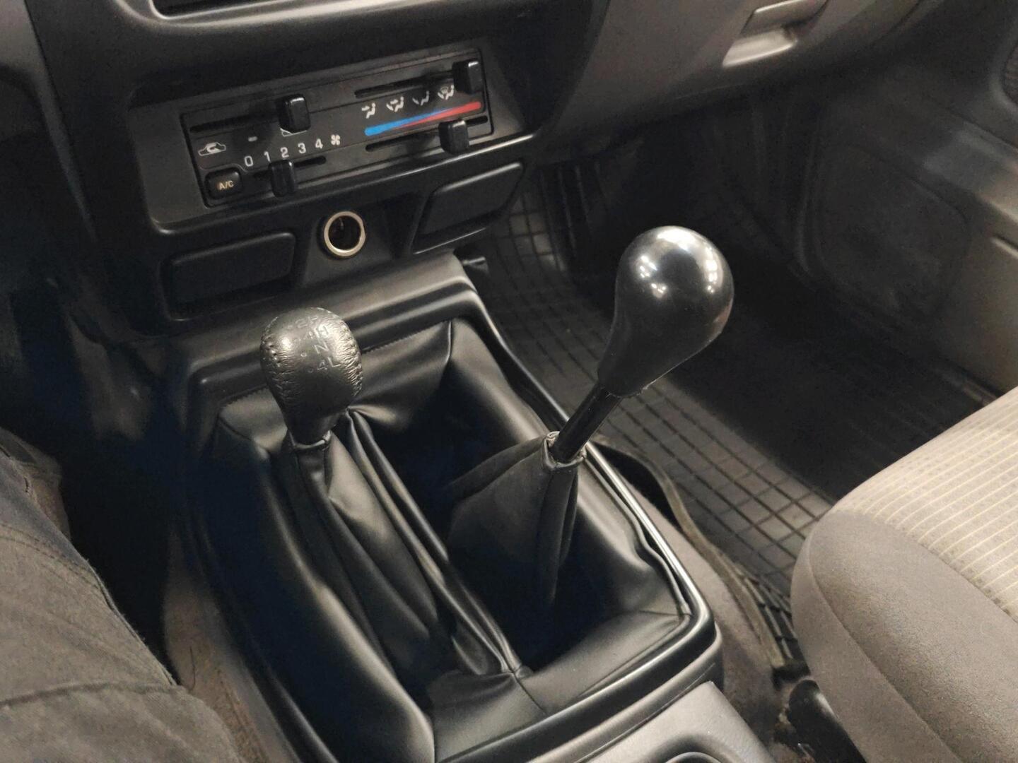 NISSAN NP300 2009