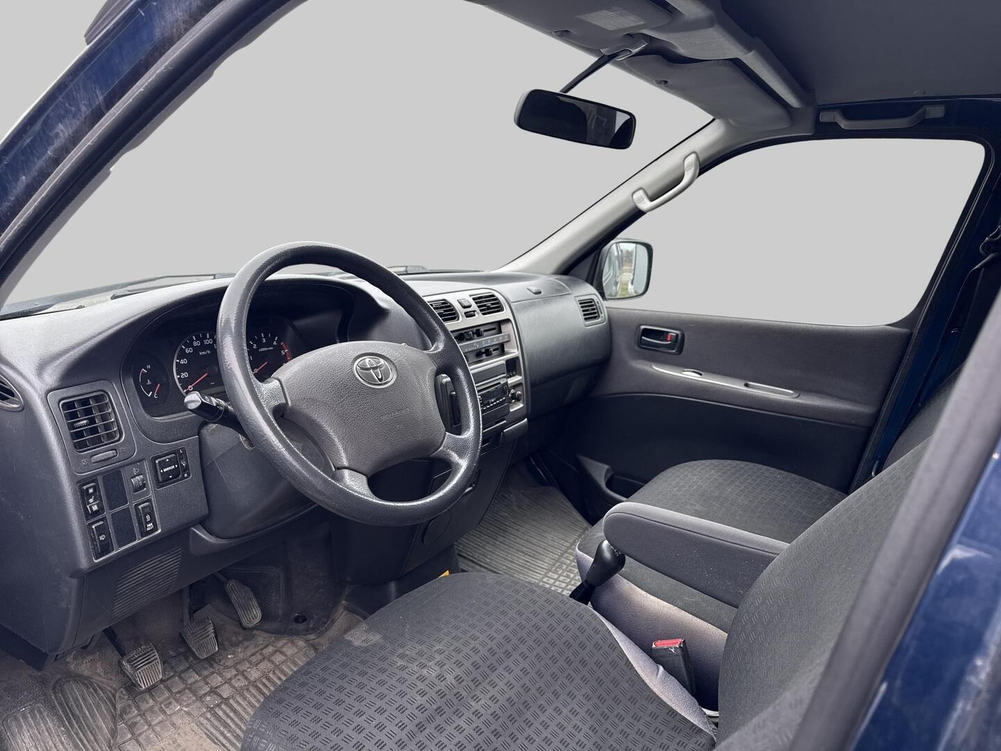 TOYOTA Hiace 2011