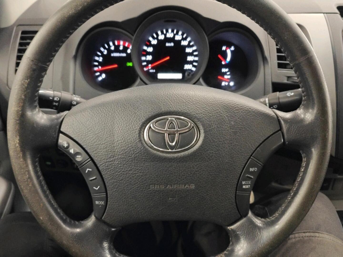 TOYOTA Hilux 2011