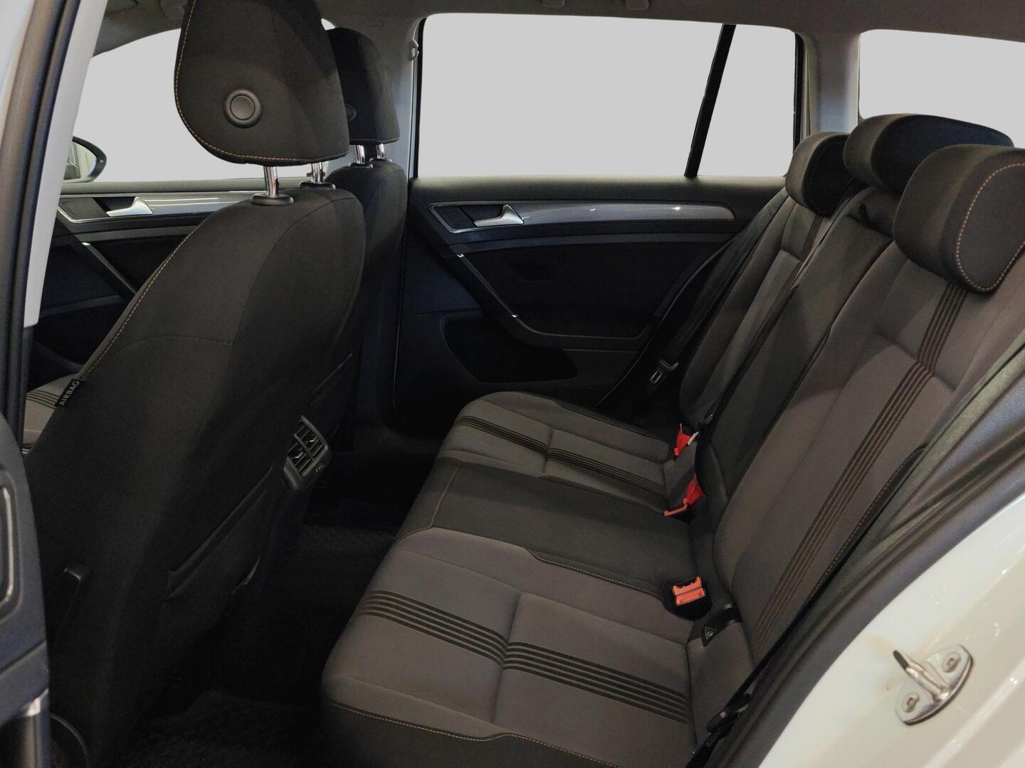 VOLKSWAGEN Golf 2016