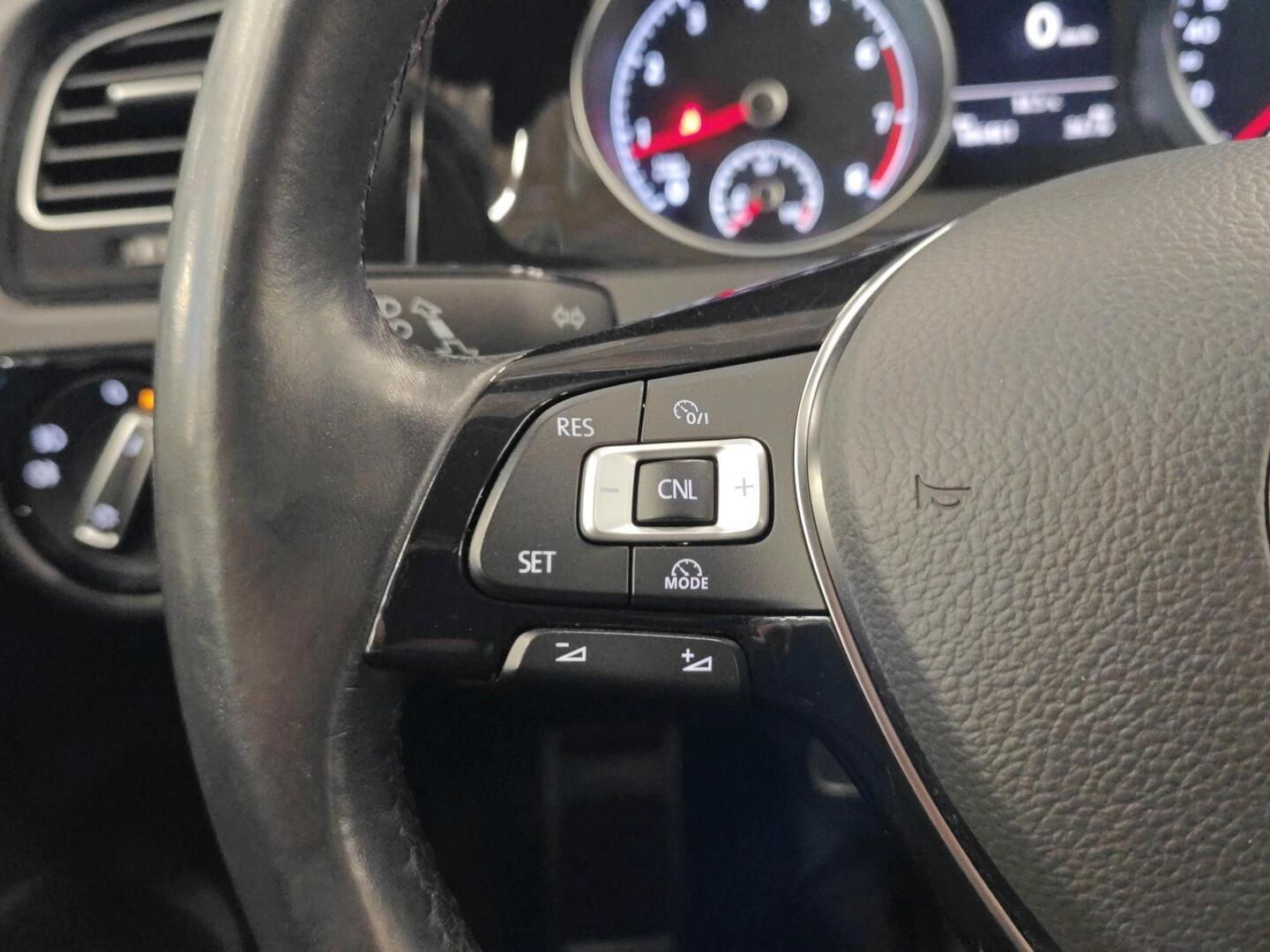 VOLKSWAGEN Golf 2016