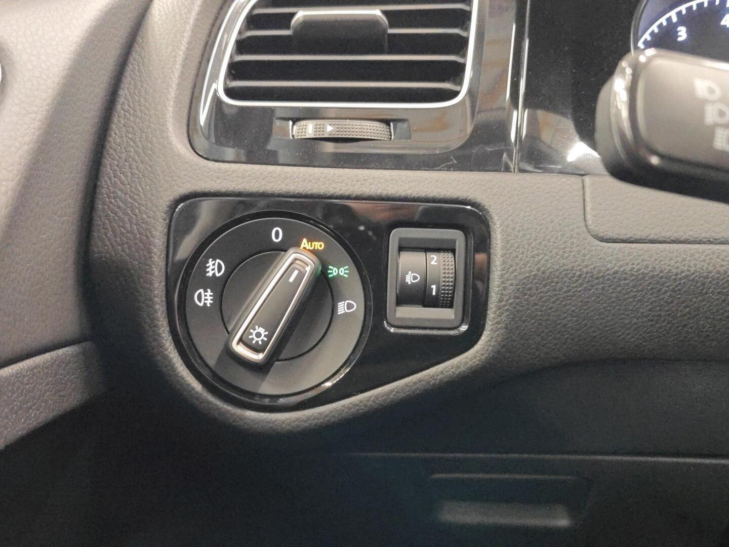 VOLKSWAGEN Golf 2016