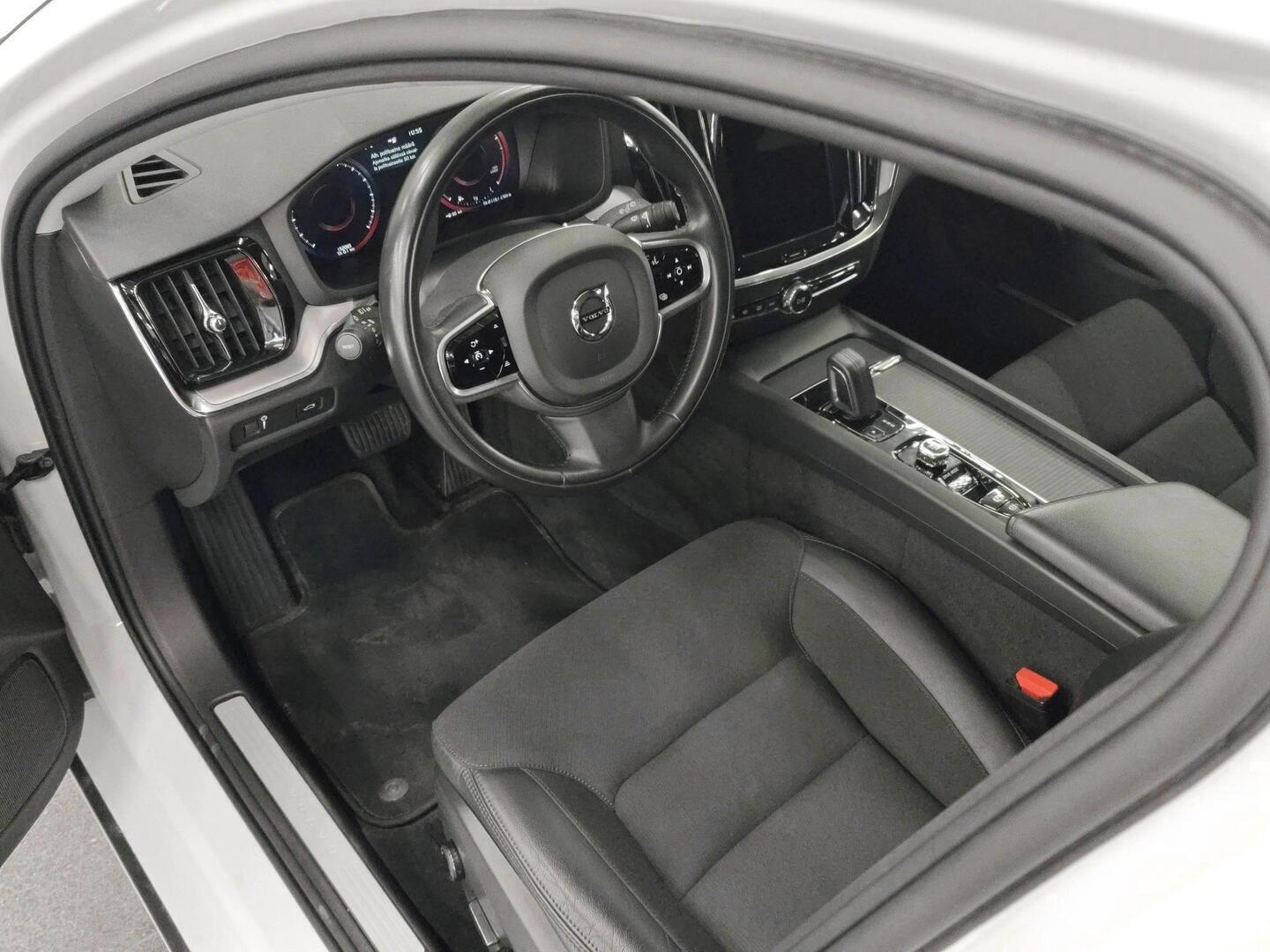 VOLVO V60 2021