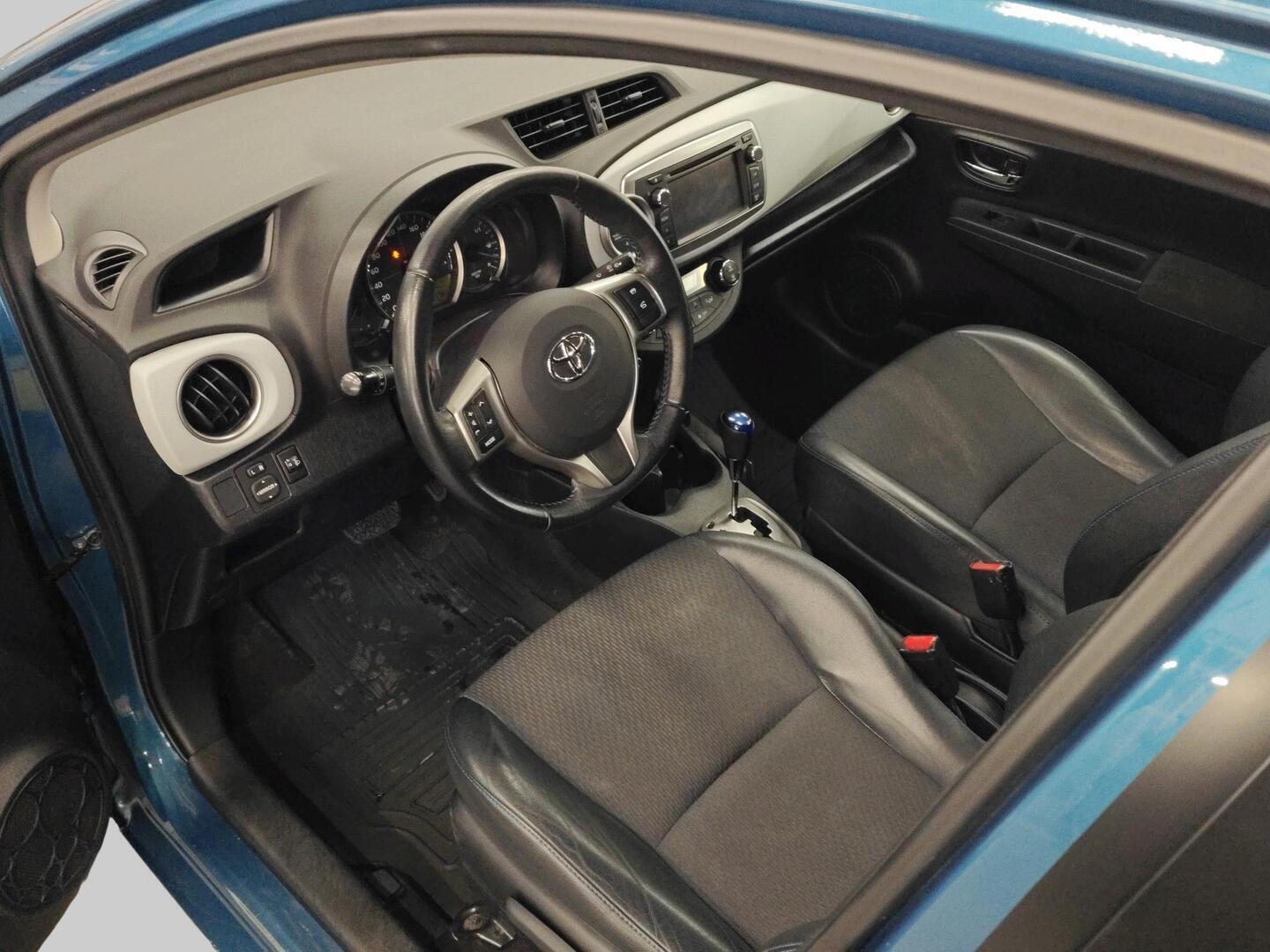 TOYOTA Yaris 2013