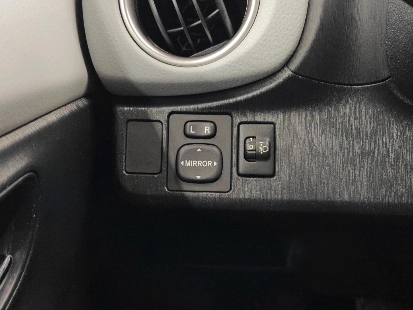 TOYOTA Yaris 2013