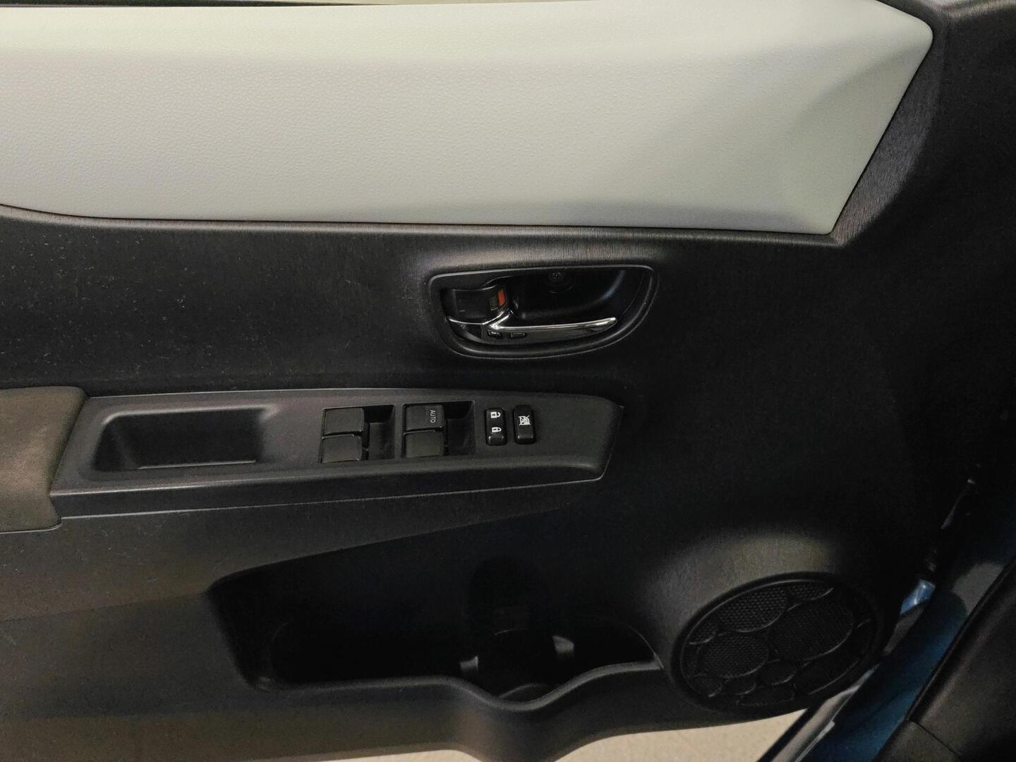 TOYOTA Yaris 2013