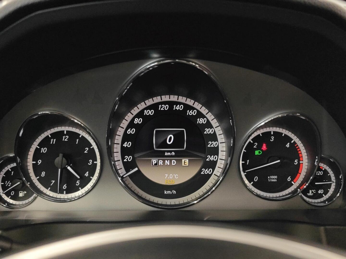 MERCEDES-BENZ E 2011