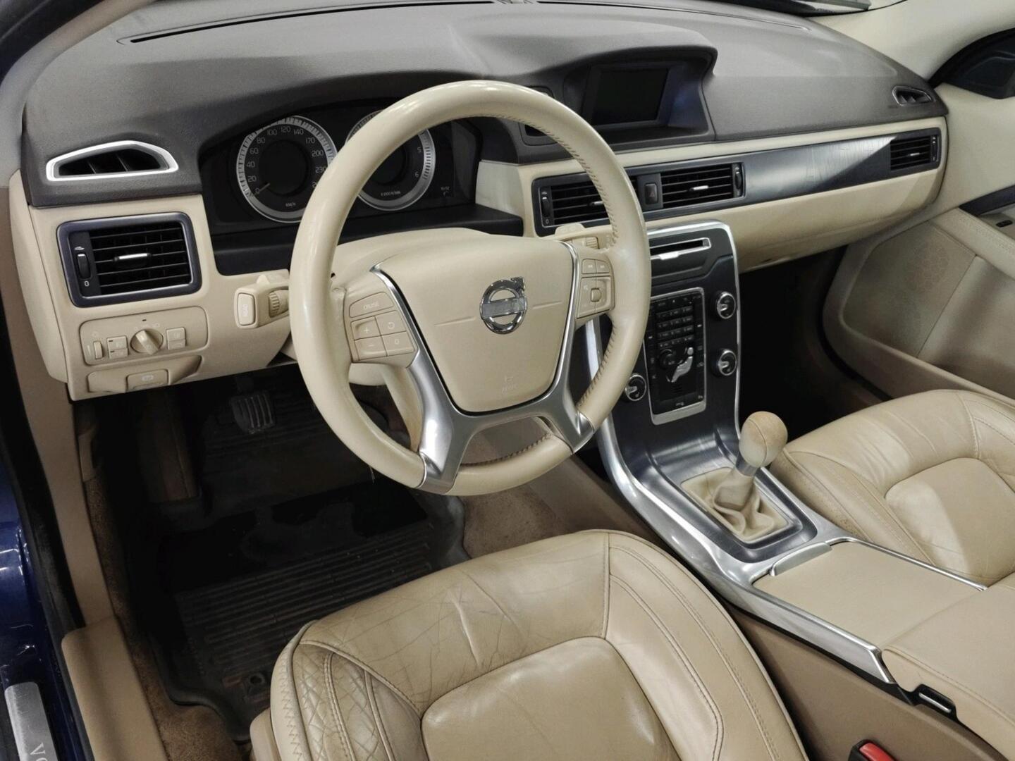 VOLVO V70 2011