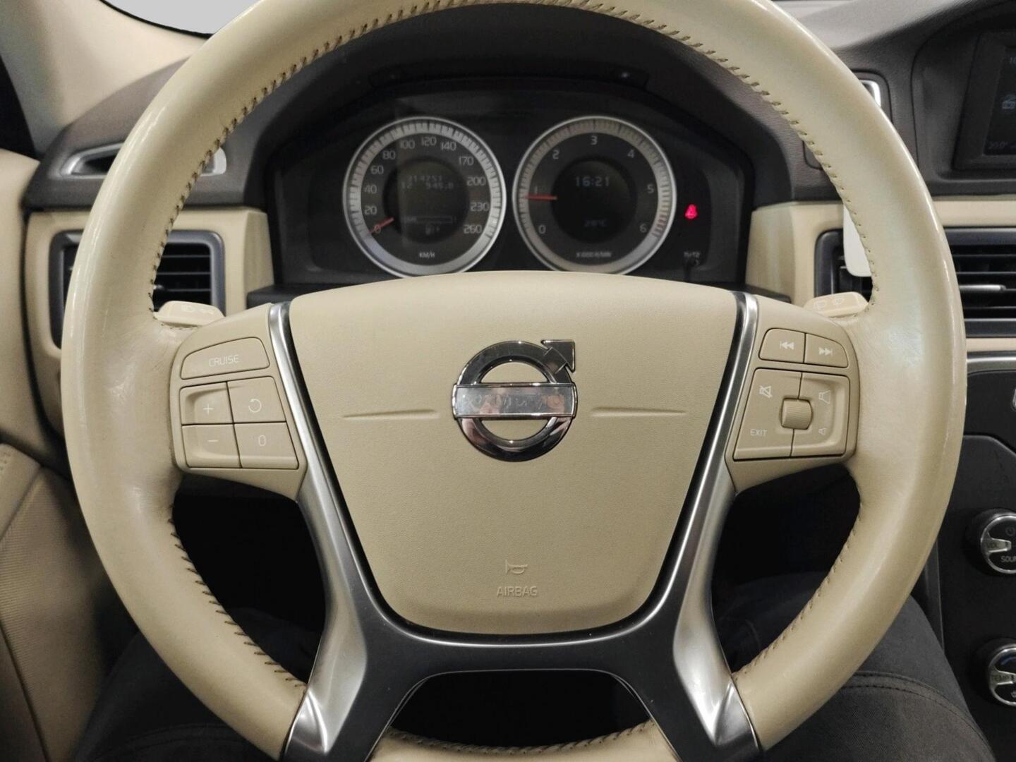 VOLVO V70 2011
