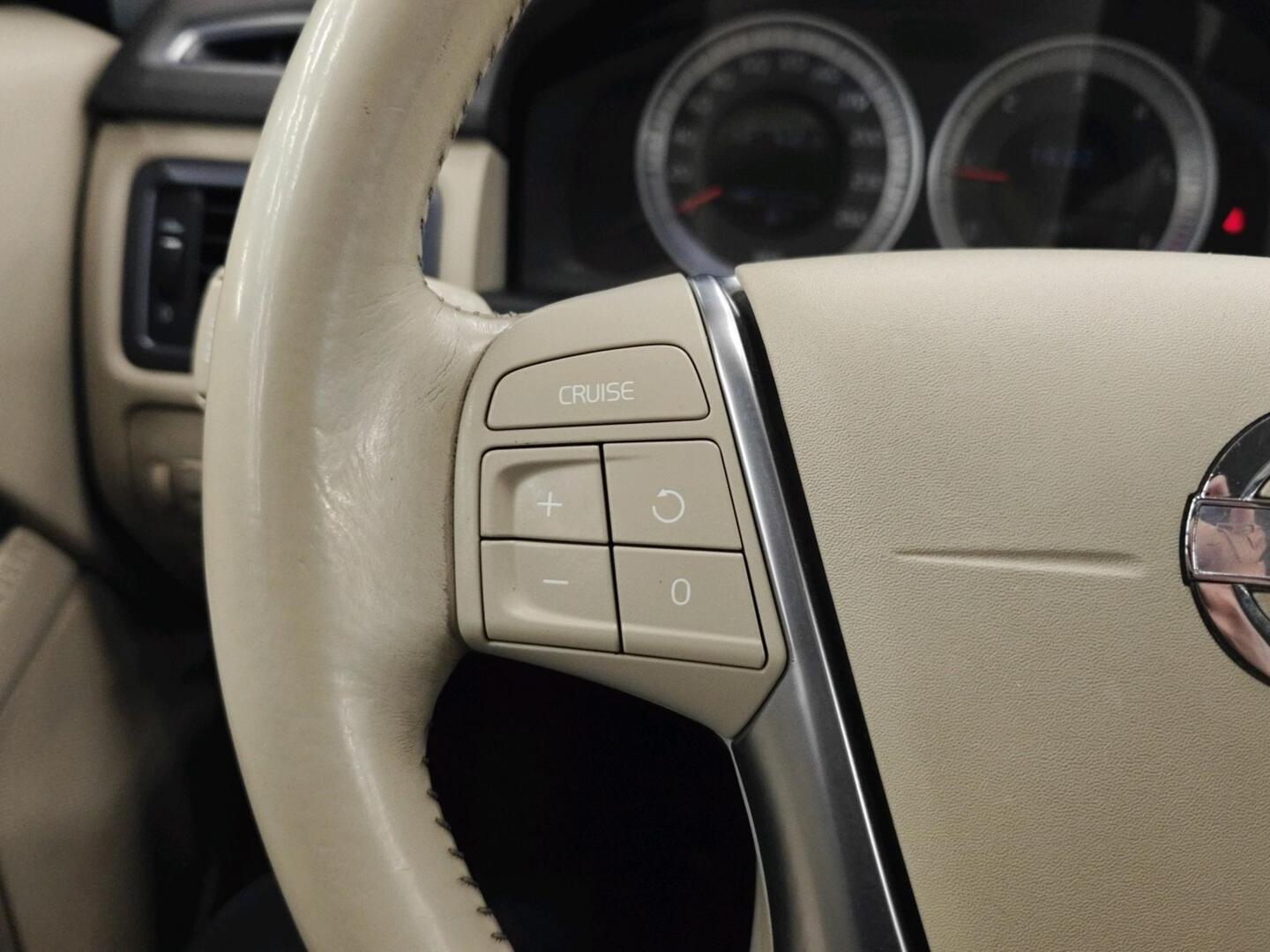 VOLVO V70 2011