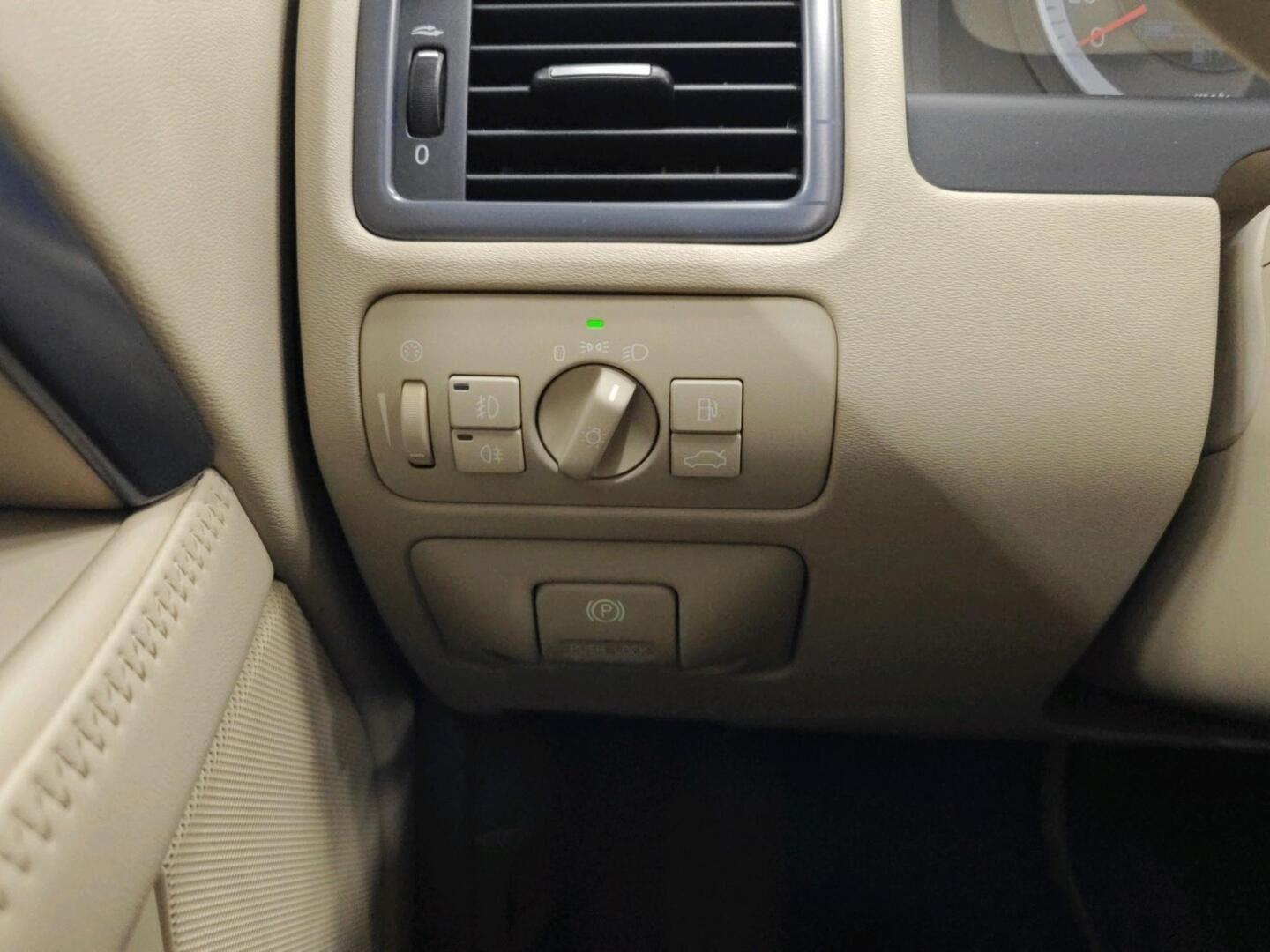 VOLVO V70 2011