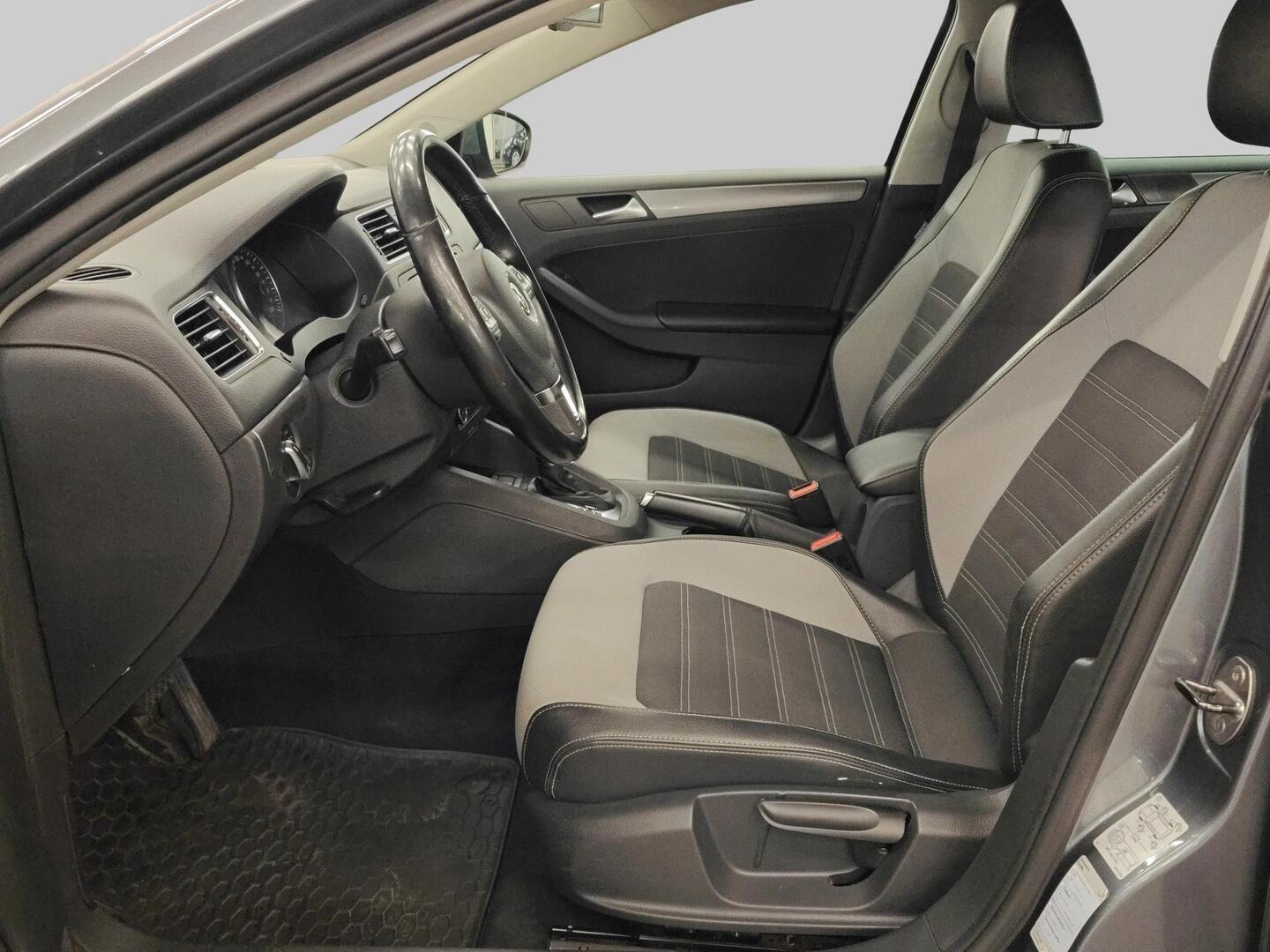 VOLKSWAGEN Jetta 2011