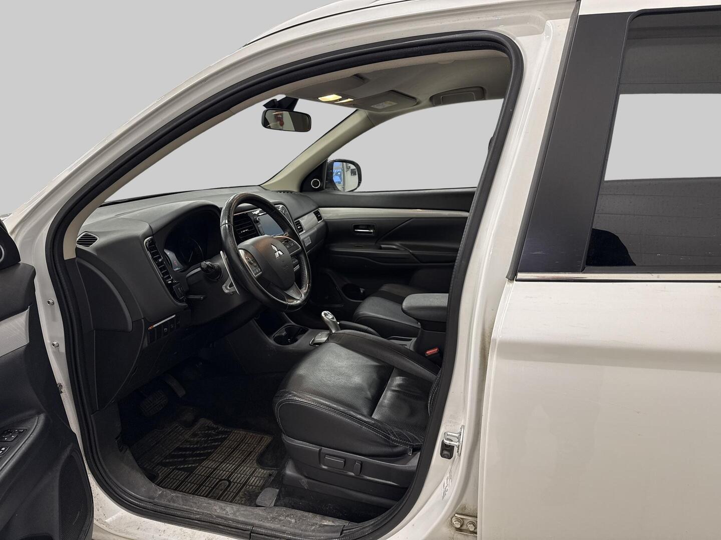 MITSUBISHI Outlander PHEV 2015