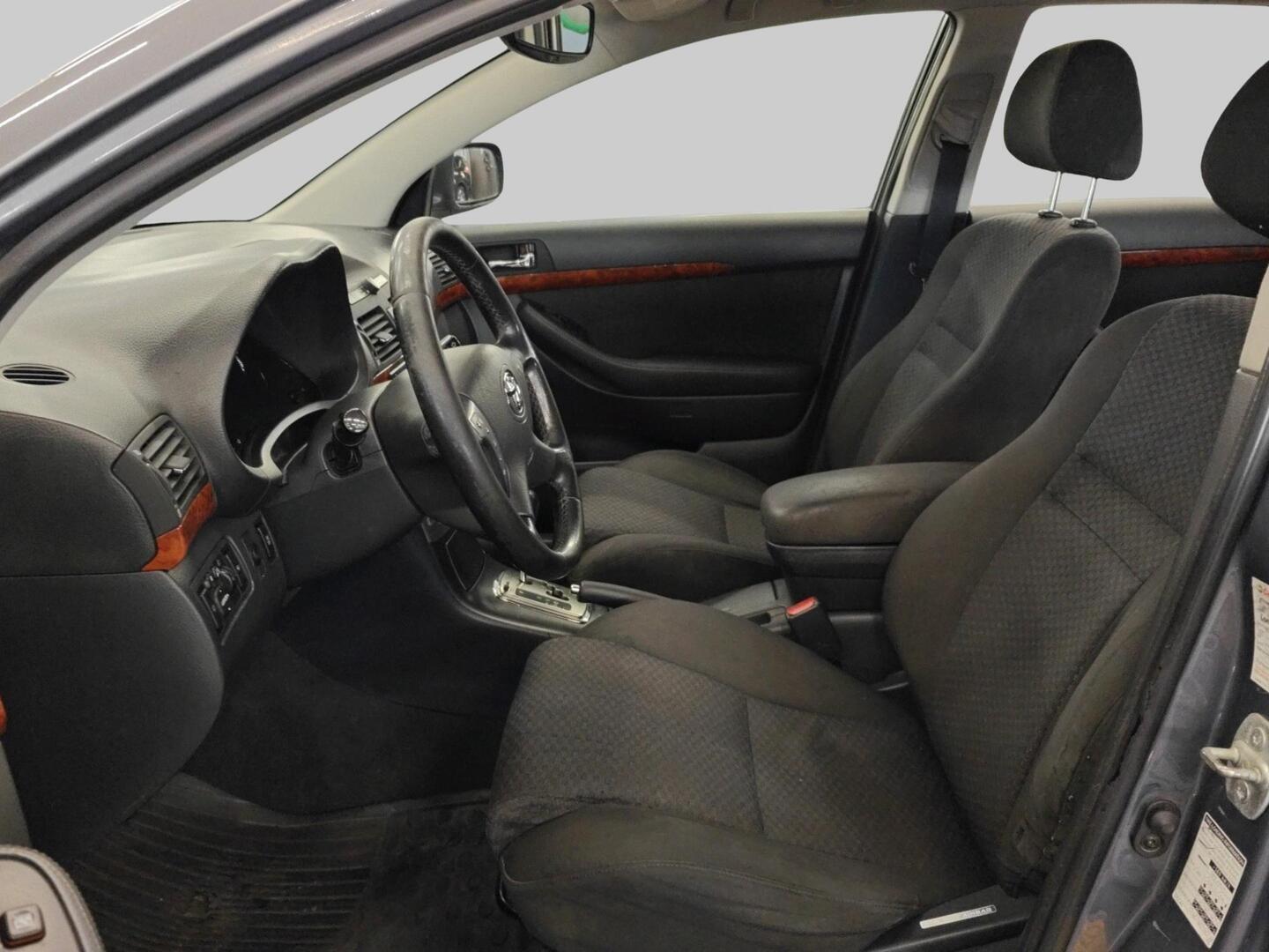 TOYOTA Avensis 2004