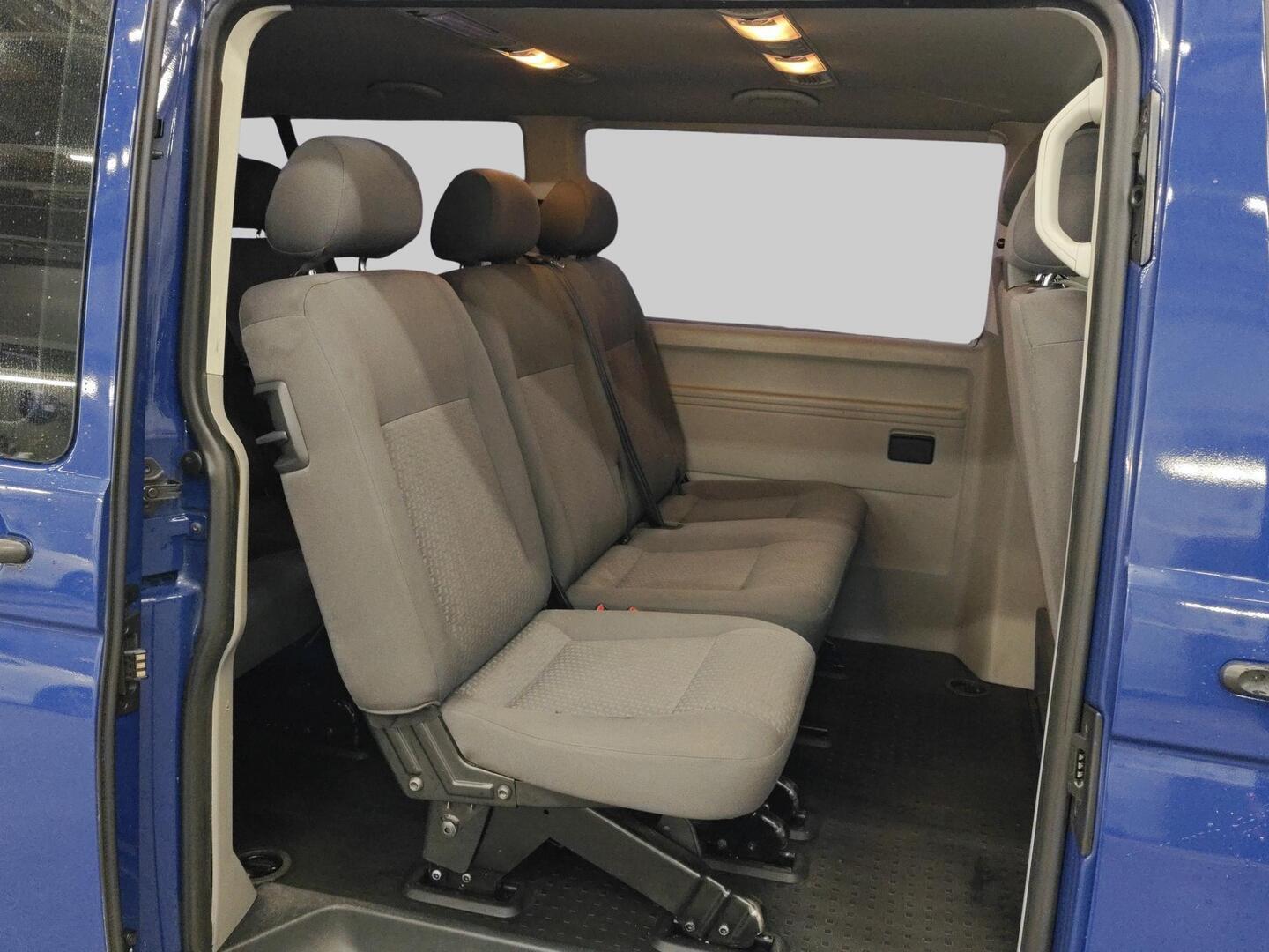 VOLKSWAGEN Caravelle 2012