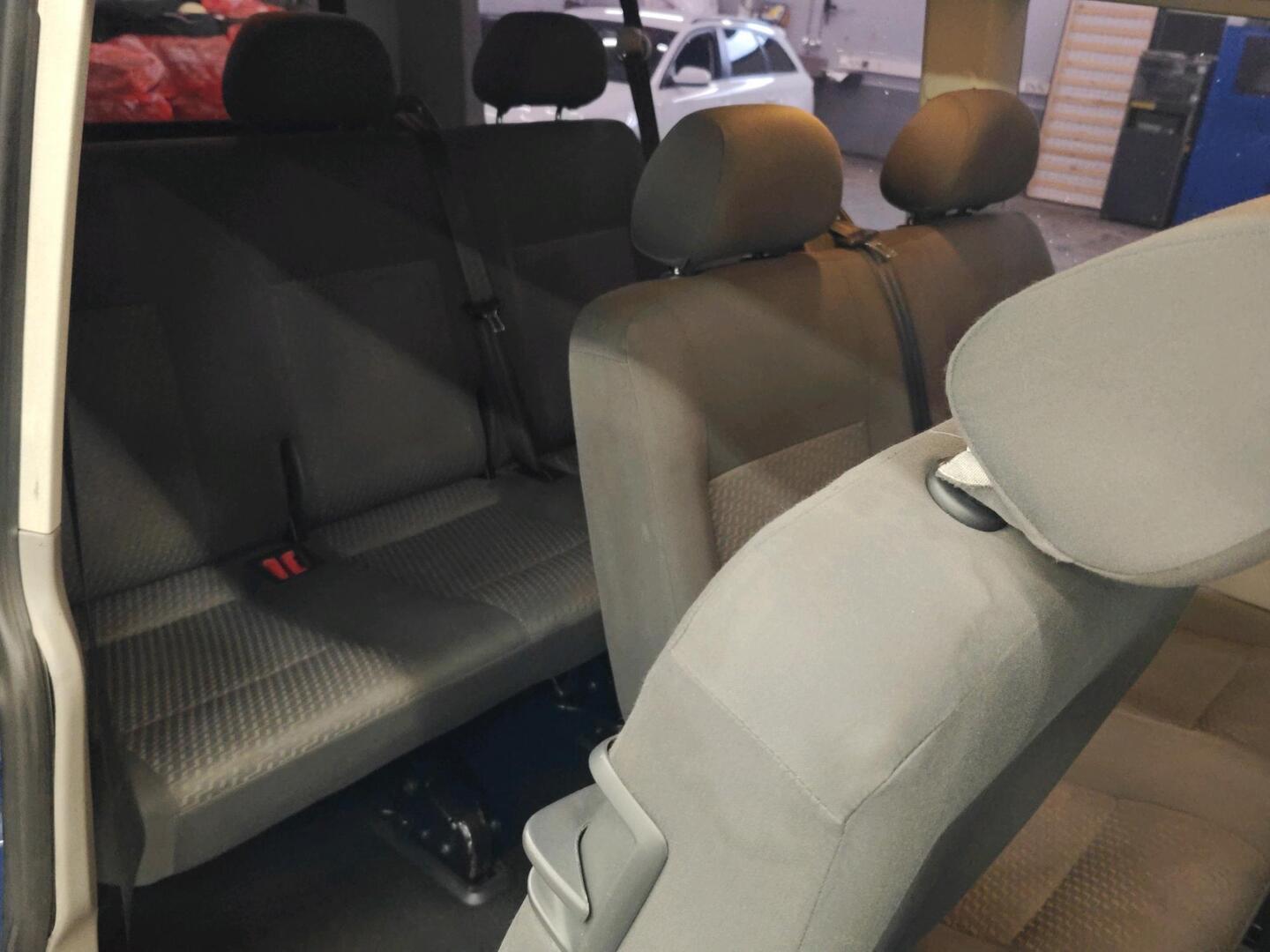 VOLKSWAGEN Caravelle 2012