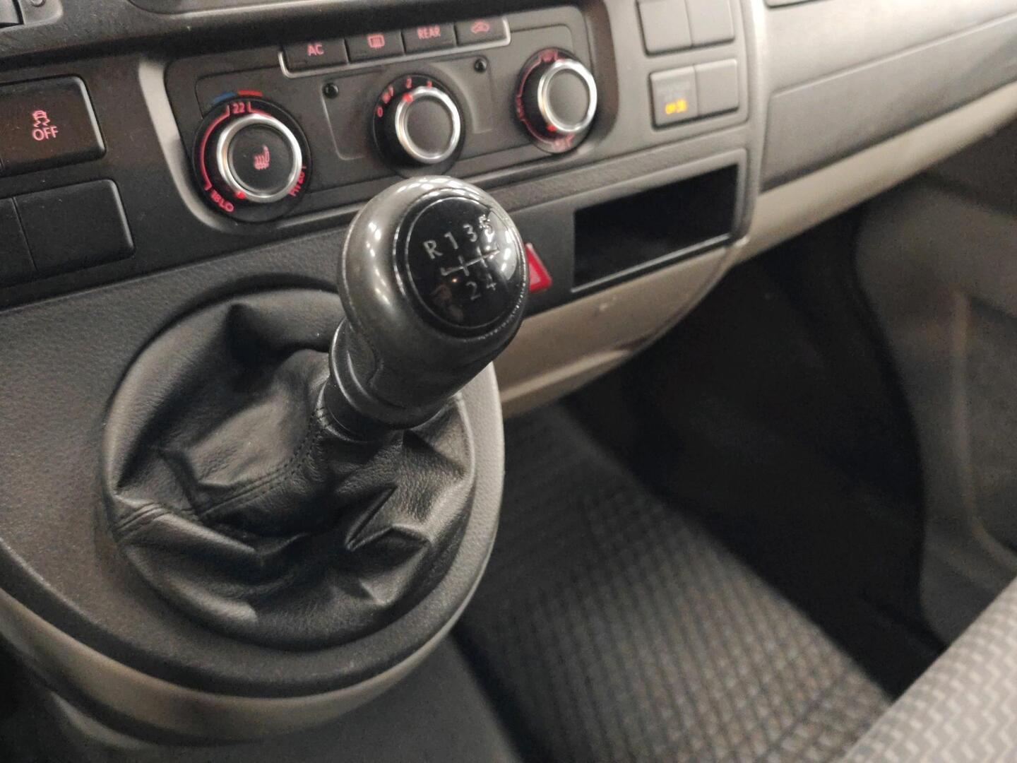 VOLKSWAGEN Caravelle 2012