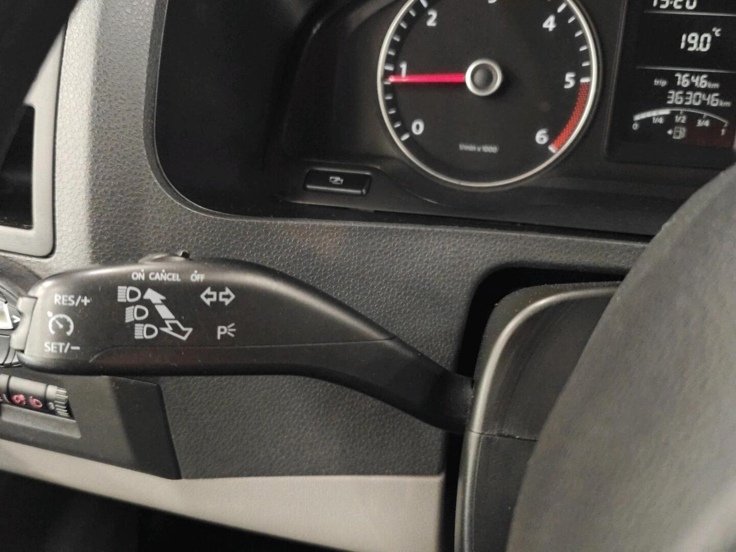 VOLKSWAGEN Caravelle 2012