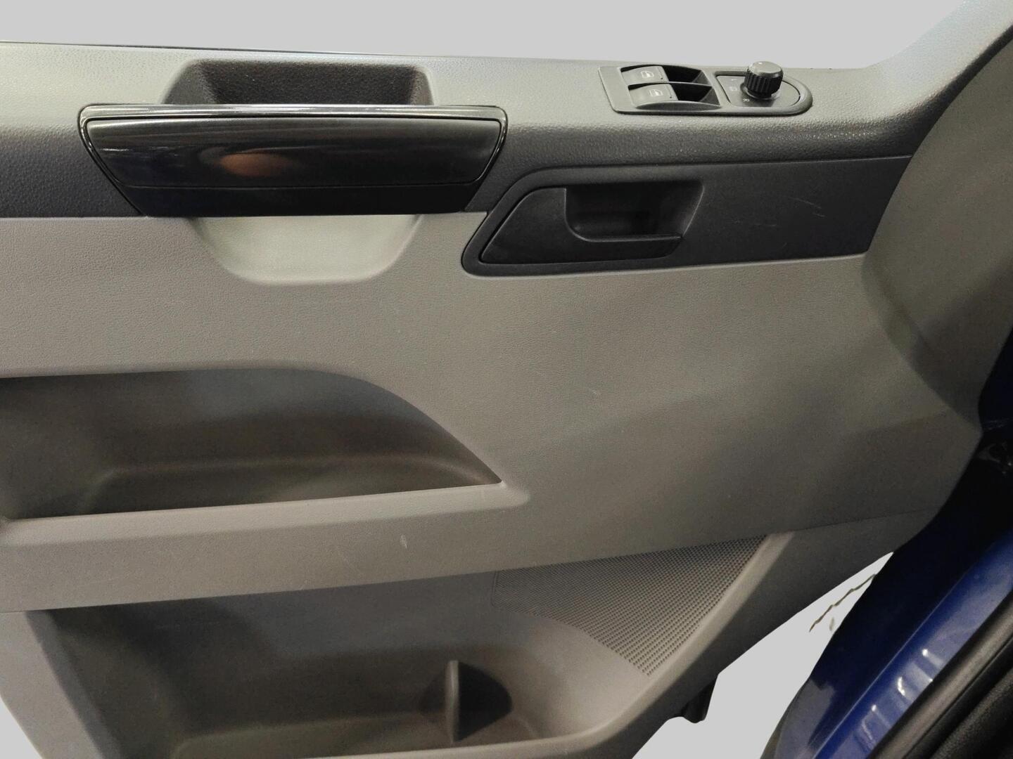 VOLKSWAGEN Caravelle 2012