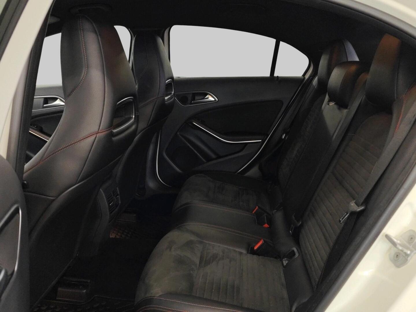 MERCEDES-BENZ A 2015