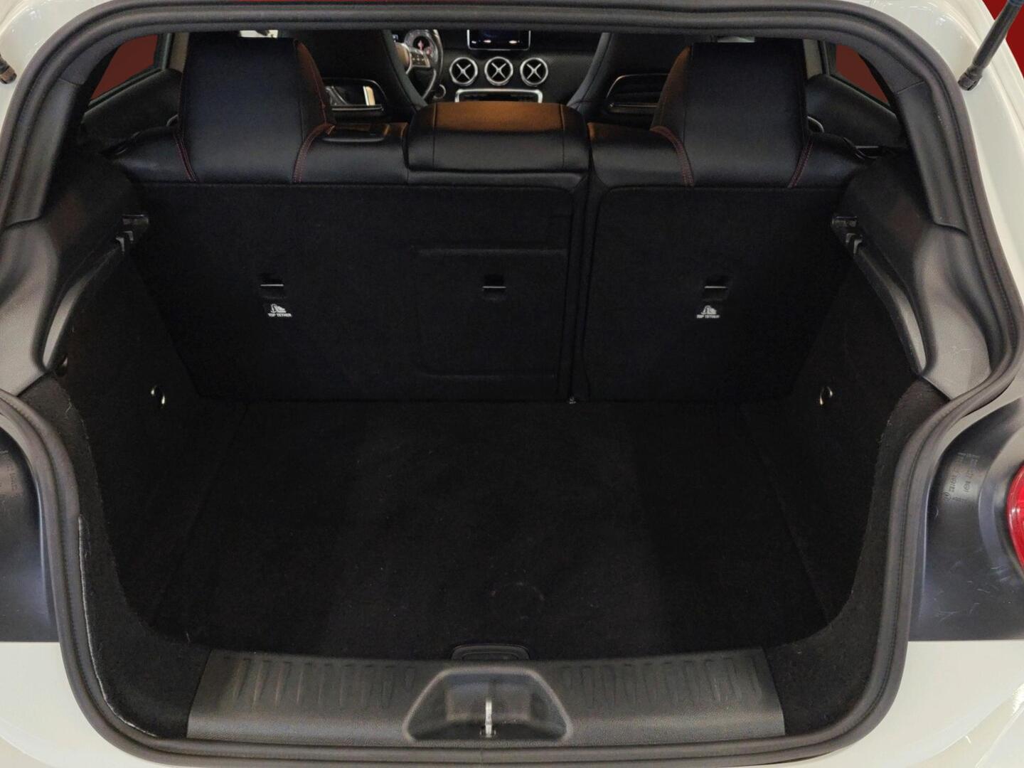 MERCEDES-BENZ A 2015