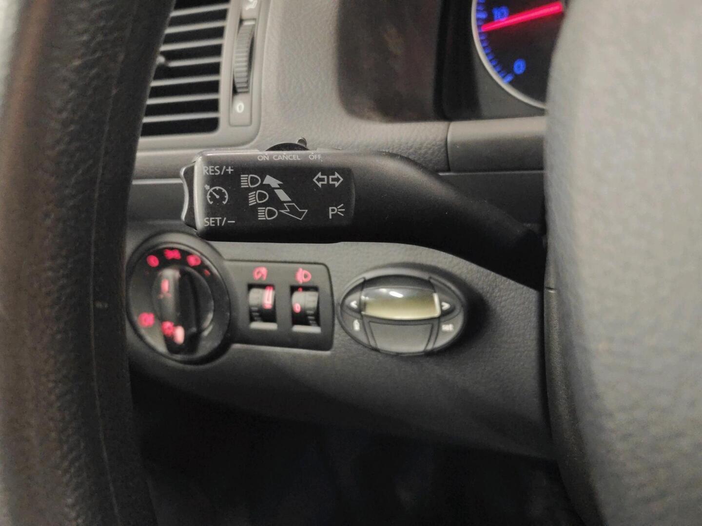 VOLKSWAGEN Touran 2006