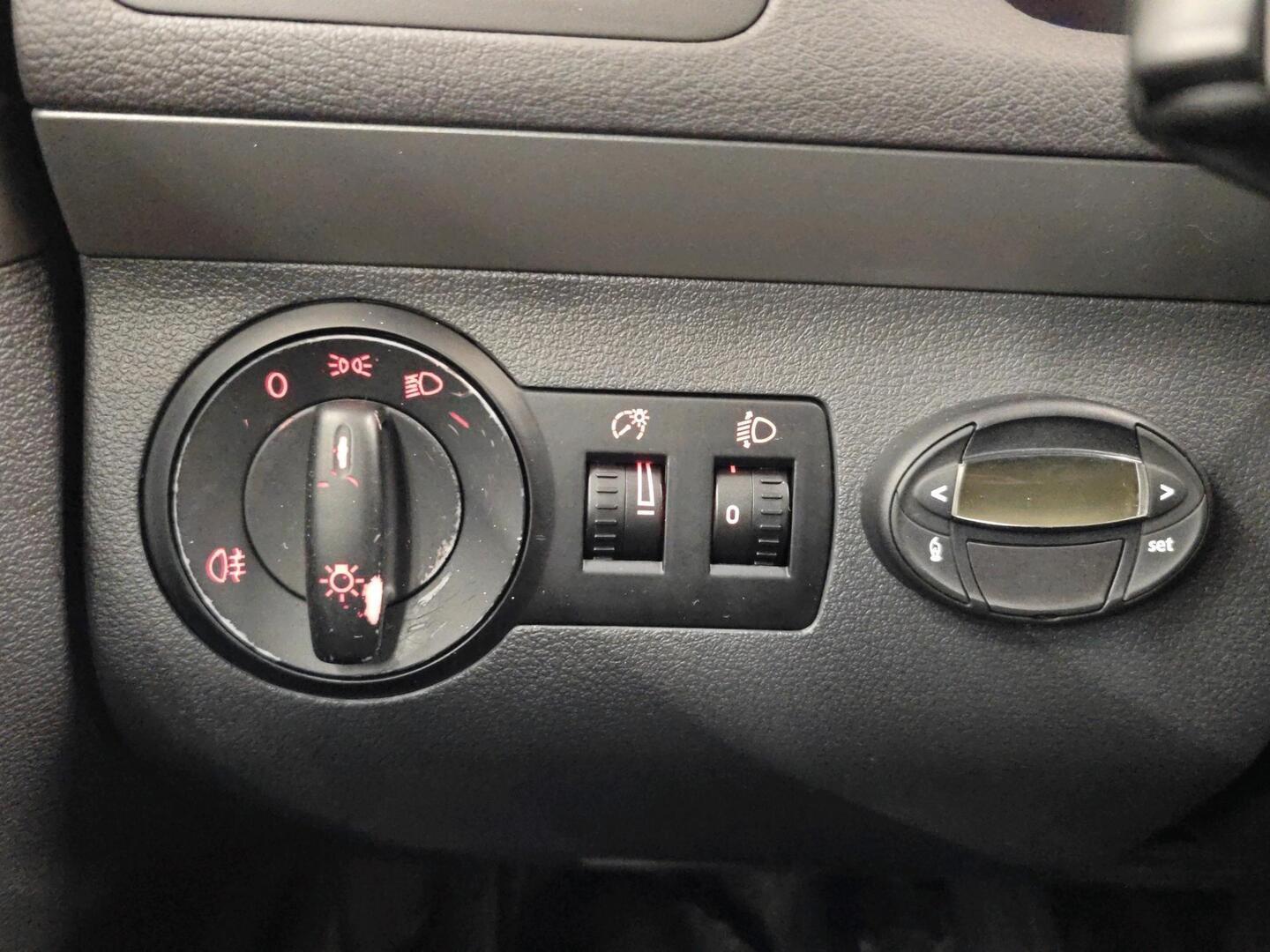 VOLKSWAGEN Touran 2006