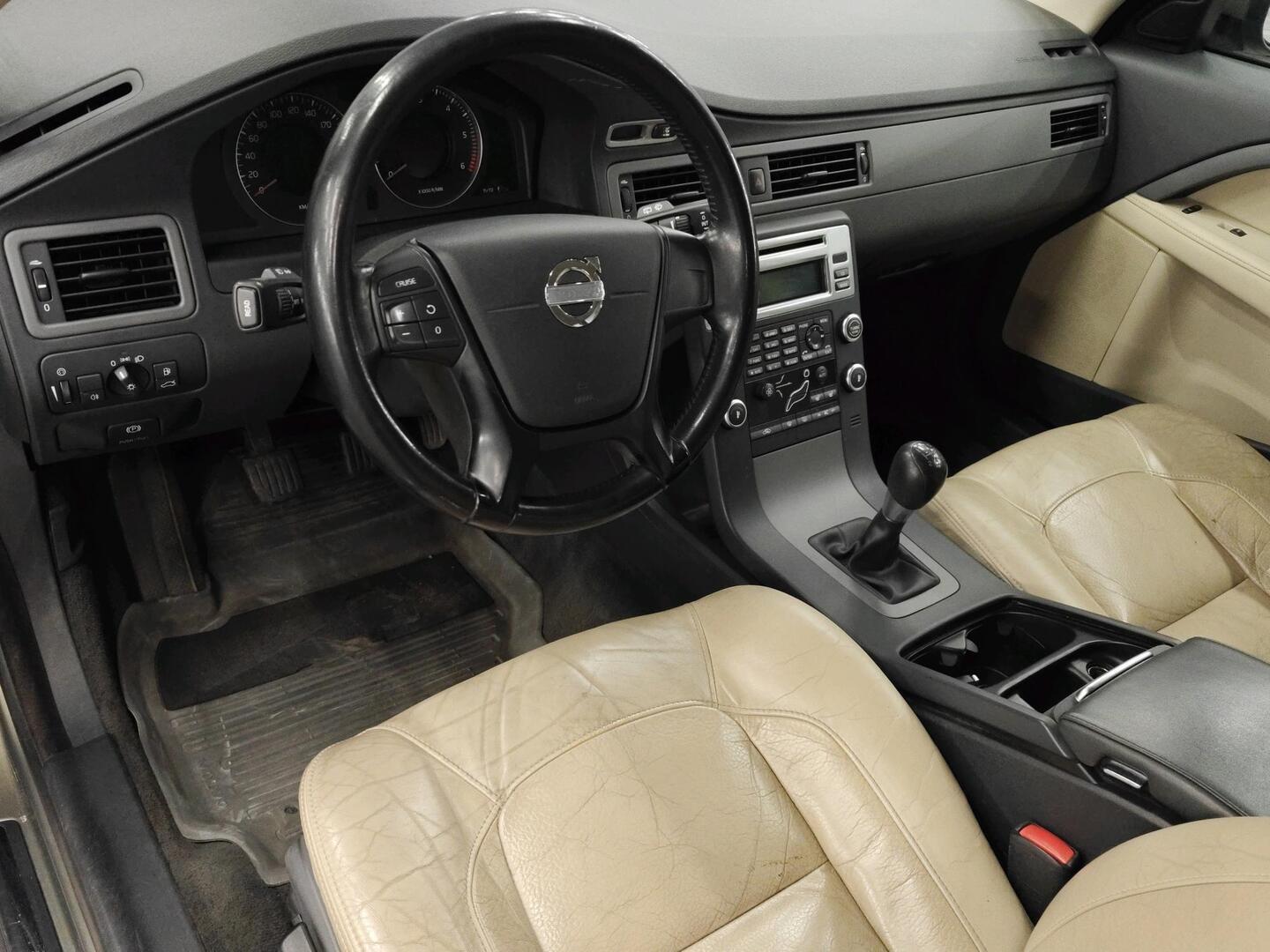 VOLVO V70 2011
