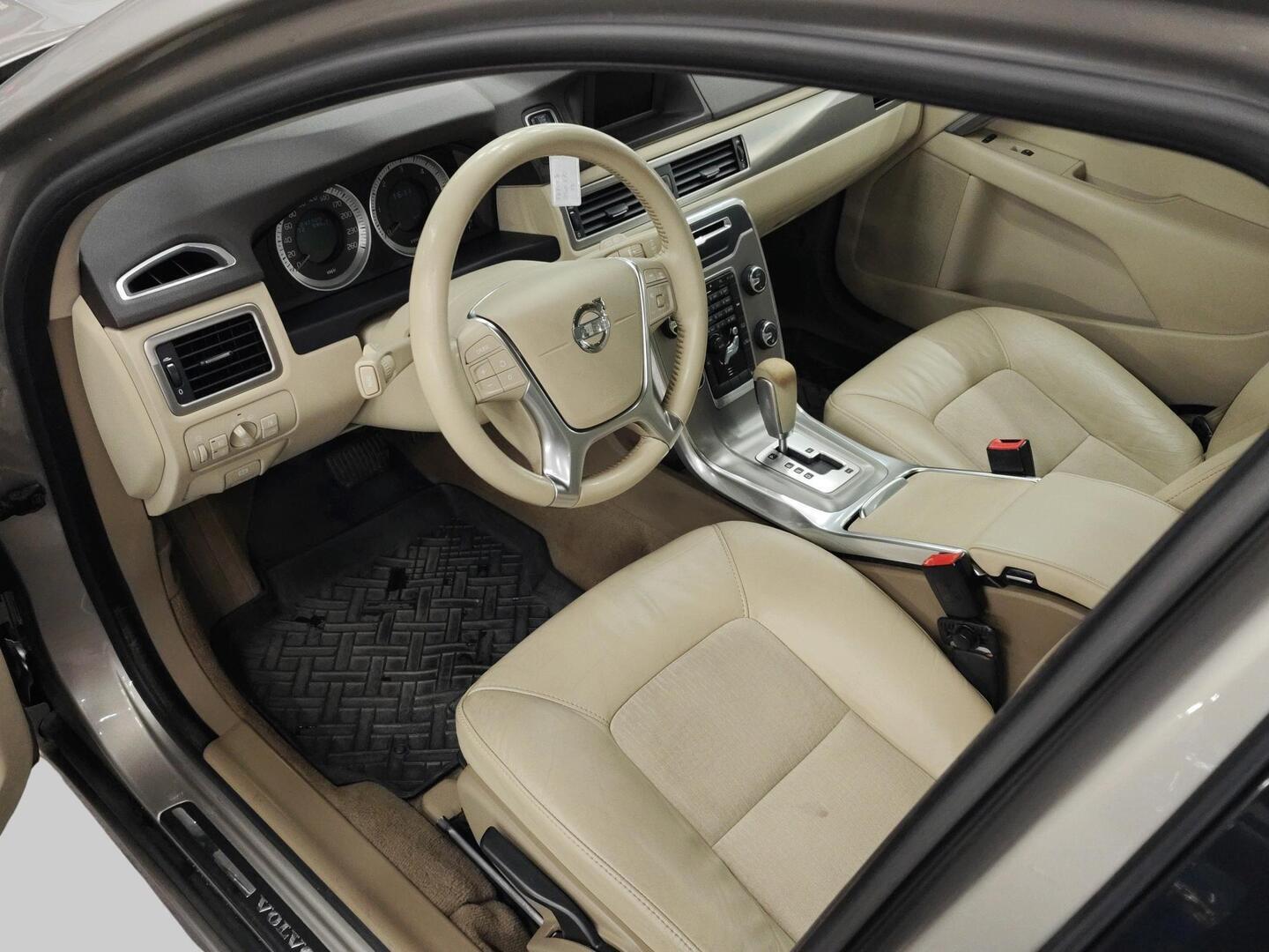 VOLVO V70 2011