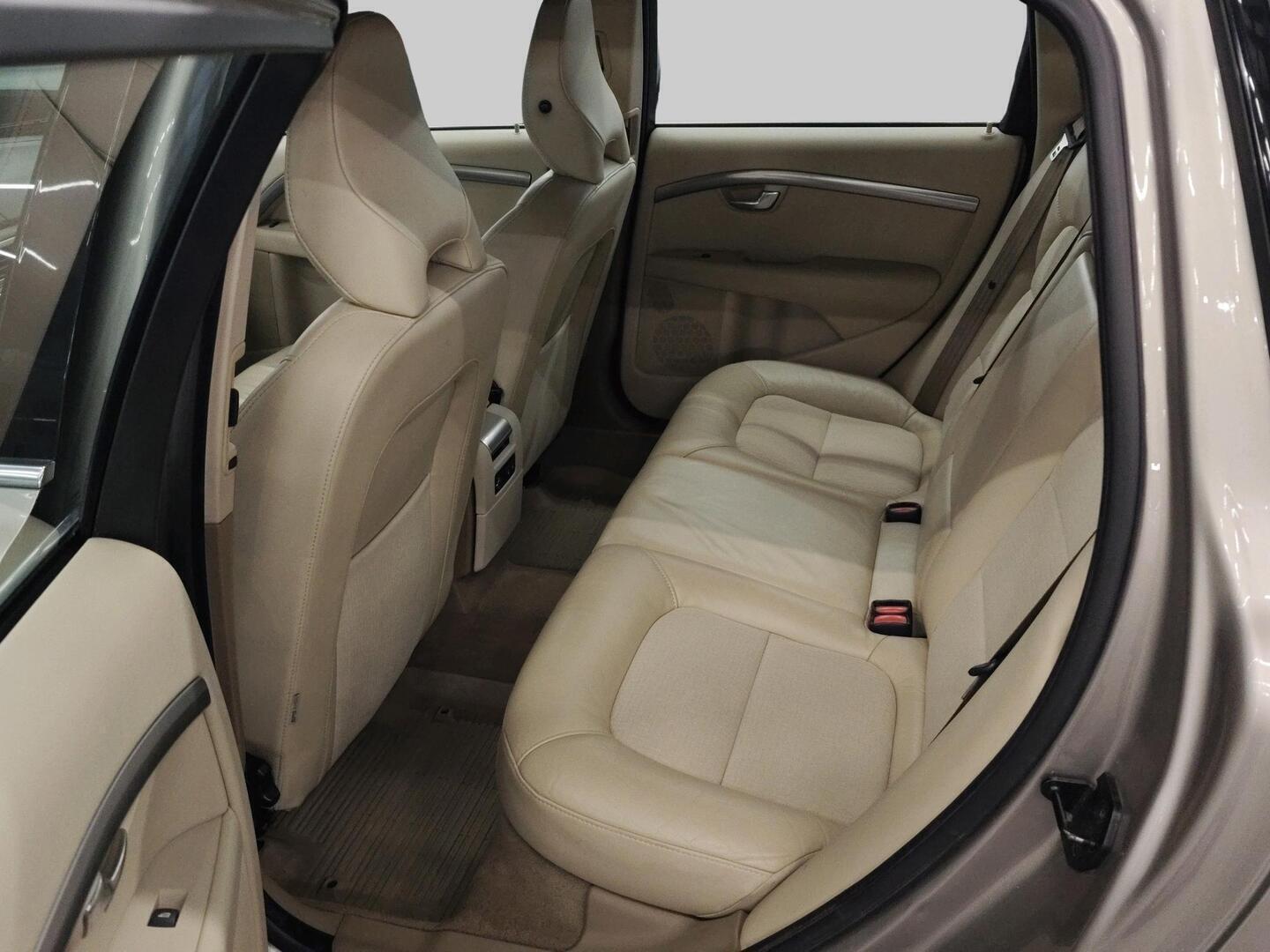 VOLVO V70 2011