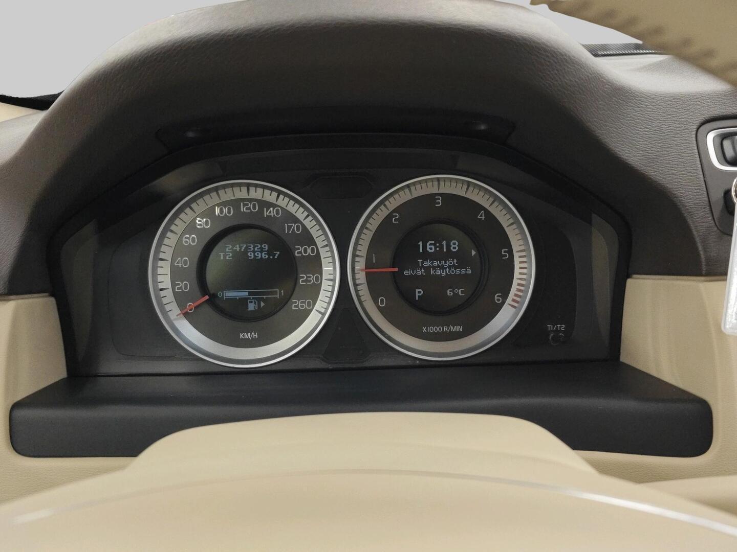 VOLVO V70 2011