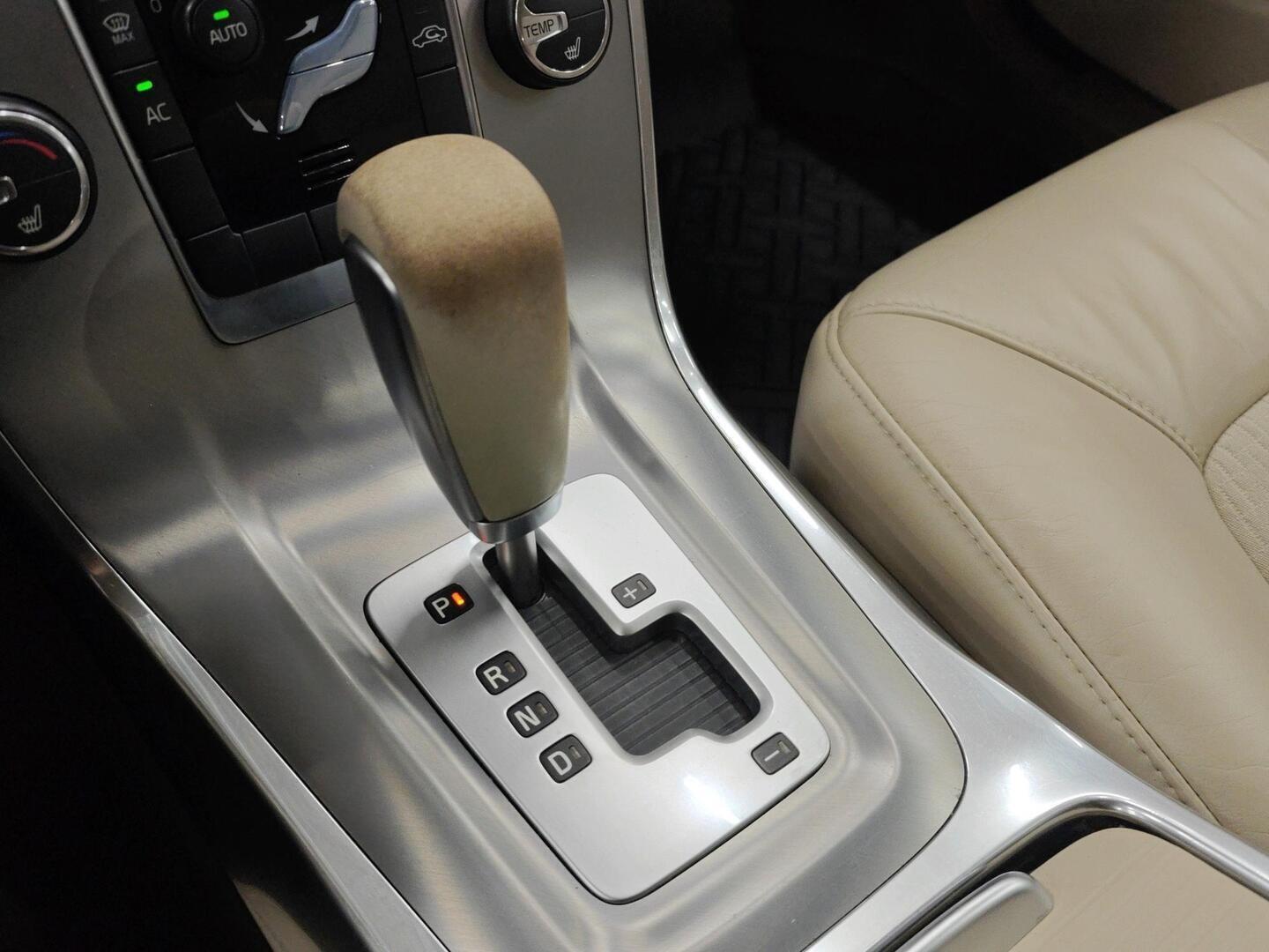 VOLVO V70 2011